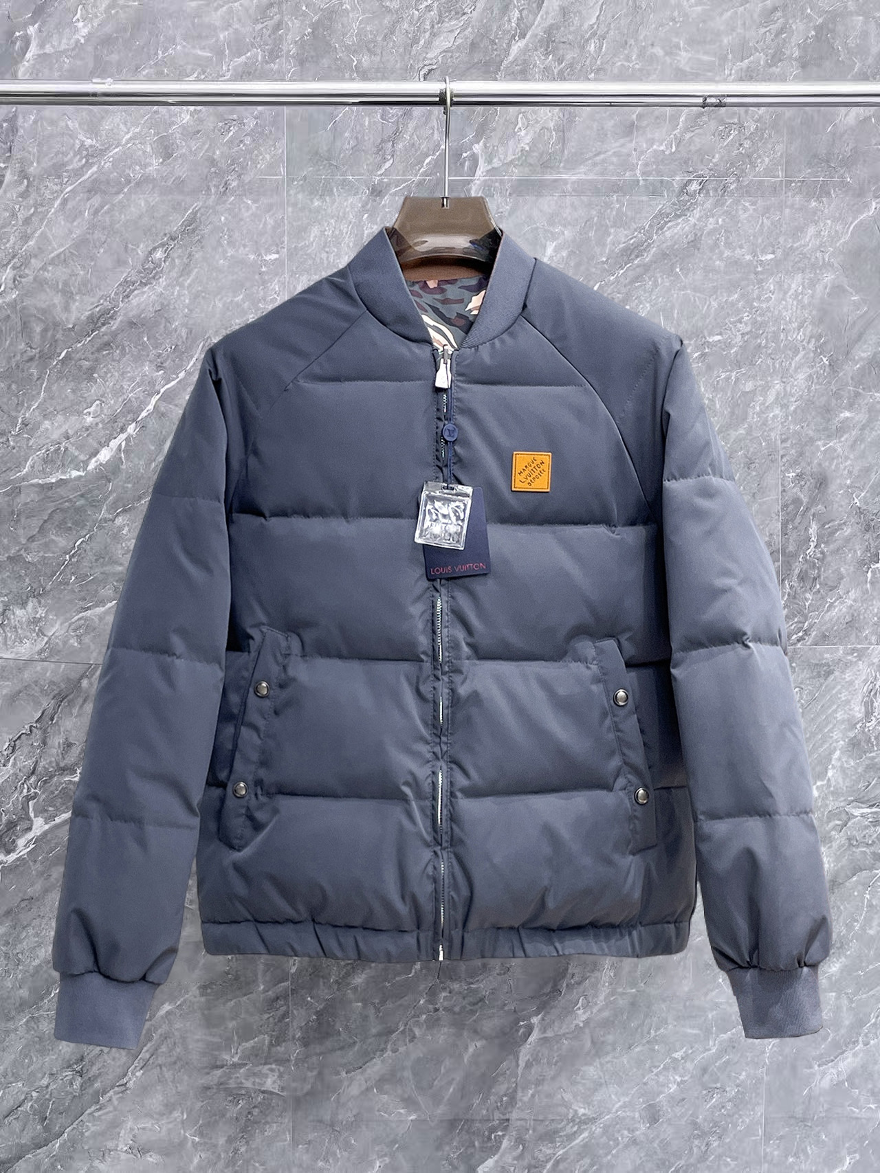 NO:657136,Lv 2025 autumn and winter new down jacket. This is known as the most expensive down jacket in the world, all 90 down. With a classic logo combination, it is full of visual impact at first sight. It has better thermal insulation performance, is light and not heavy, and has good fluff recovery after compression, and can gather heat and lock in temperature!  Personalized color matching design, fresh and energetic!  There are too many versions circulating in the market. In addition to the different fabrics and workmanship, the biggest difference is that the filling is not goose down at all but feather silk or velvet, etc., and it is not easy to distinguish for those who don’t understand. In addition, the fabrics and workmanship are definitely not of the same level. In short, look for us and you will never go astray. All the exclusive full colors are purchased from genuine development. If you understand the quality of our down jackets, you can safely recommend it with your eyes closed. The three standards are complete!  Uniform series for men and women!  Size M-3XL. Can be worn up to 200 pounds, louis vuitton, down jacket, alexander wang19860909Lv 2025秋冬新款羽绒服.这款号称羽绒服届最贵的,全部90绒的.带着经典的Logo组合搭配,第一眼看到就是满满的视觉冲击,保暖性能更出色,轻便不厚重,且压缩后的蓬松度恢复性好,聚热锁温！个性的拼色设计,清新有活力！市面流通的版本实在太多了,除了面料做工不同外,最大的区别就是填充物根本不是鹅绒而是羽丝或手感绒等等,而不懂的根本不容易区分.另外面料和做工也绝对不是一个级别,总之认准我们,让你绝对不跑偏,独家全色全部购入正版开发,懂我们家羽绒服质量的,完全可以放心闭眼推.三标齐全！男女同款系列！码数M-3XL.最大穿到200斤,,louis vuitton,down jacket,alexander wang,Men's clothing