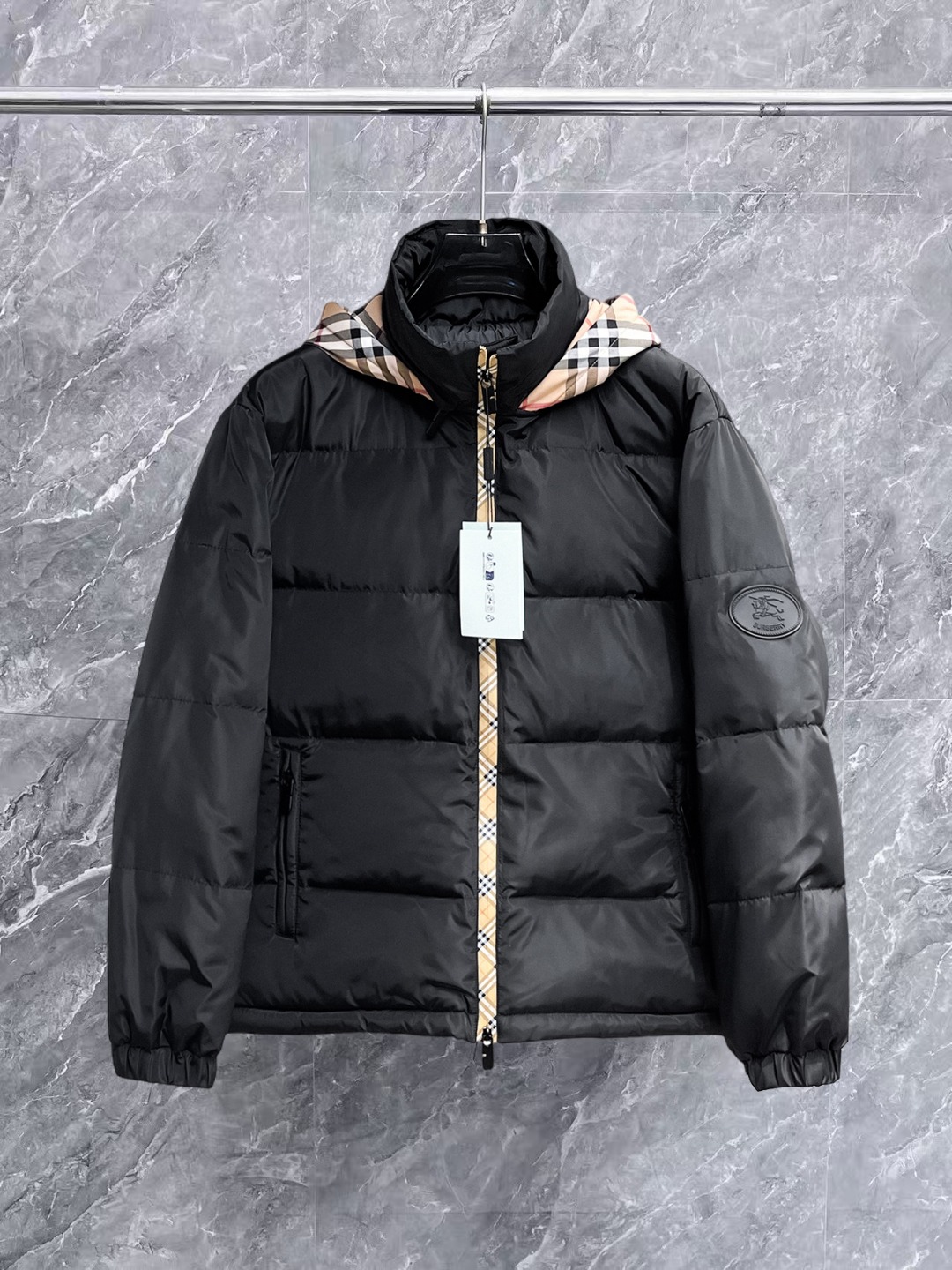 NO:657141,Burberry's new 2025 autumn and winter down jacket. This is known as the most expensive down jacket in the world, all 90 down. With a classic logo combination, it is full of visual impact at first sight. It has better thermal insulation performance, is light and not heavy, and has good loft recovery after compression, and it can gather heat and lock in temperature!  Personalized color matching design, fresh and energetic!  There are too many versions circulating in the market. In addition to the different fabrics and workmanship, the biggest difference is that the filling is not goose down at all but feather silk or velvet, etc., and it is not easy to distinguish for those who don’t understand. In addition, the fabrics and workmanship are definitely not of the same level. In short, look for us and you will never go astray. All the exclusive full colors are purchased from genuine development. If you understand the quality of our down jackets, you can safely recommend it with your eyes closed. The three standards are complete!  Uniform series for men and women!  Size M-3XL. Can be worn up to 200 pounds, burberry, down jacket, alexander wang19860909巴宝莉 2025秋冬新款羽绒服.这款号称羽绒服届最贵的,全部90绒的.带着经典的Logo组合搭配,第一眼看到就是满满的视觉冲击,保暖性能更出色,轻便不厚重,且压缩后的蓬松度恢复性好,聚热锁温！个性的拼色设计,清新有活力！市面流通的版本实在太多了,除了面料做工不同外,最大的区别就是填充物根本不是鹅绒而是羽丝或手感绒等等,而不懂的根本不容易区分.另外面料和做工也绝对不是一个级别,总之认准我们,让你绝对不跑偏,独家全色全部购入正版开发,懂我们家羽绒服质量的,完全可以放心闭眼推.三标齐全！男女同款系列！码数M-3XL.最大穿到200斤,,burberry,down jacket,alexander wang,Men's clothing