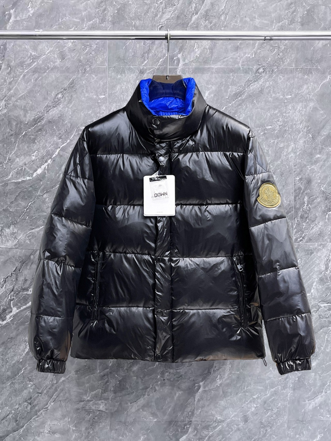 NO:657131,Mengkou's new 2025 autumn and winter down jacket. This is known as the most expensive down jacket in the world, all 90 down. With a classic logo combination, it is full of visual impact at first sight. It has better thermal insulation performance, is light and not heavy, and has good loft recovery after compression, and it can gather heat and lock in temperature!  Personalized color matching design, fresh and energetic!  There are too many versions circulating in the market. In addition to the different fabrics and workmanship, the biggest difference is that the filling is not goose down at all but feather silk or velvet, etc., and it is not easy to distinguish for those who don’t understand. In addition, the fabrics and workmanship are definitely not of the same level. In short, look for us and you will never go astray. All the exclusive full colors are purchased from genuine development. If you understand the quality of our down jackets, you can safely recommend it with your eyes closed. The three standards are complete!  Uniform series for men and women!  Size M-3XL. Can be worn up to 200 pounds, Moncler, down jacket, alexander wang19860909蒙口 2025秋冬新款羽绒服.这款号称羽绒服届最贵的,全部90绒的.带着经典的Logo组合搭配,第一眼看到就是满满的视觉冲击,保暖性能更出色,轻便不厚重,且压缩后的蓬松度恢复性好,聚热锁温！个性的拼色设计,清新有活力！市面流通的版本实在太多了,除了面料做工不同外,最大的区别就是填充物根本不是鹅绒而是羽丝或手感绒等等,而不懂的根本不容易区分.另外面料和做工也绝对不是一个级别,总之认准我们,让你绝对不跑偏,独家全色全部购入正版开发,懂我们家羽绒服质量的,完全可以放心闭眼推.三标齐全！男女同款系列！码数M-3XL.最大穿到200斤,,Moncler,down jacket,alexander wang,Men's clothing