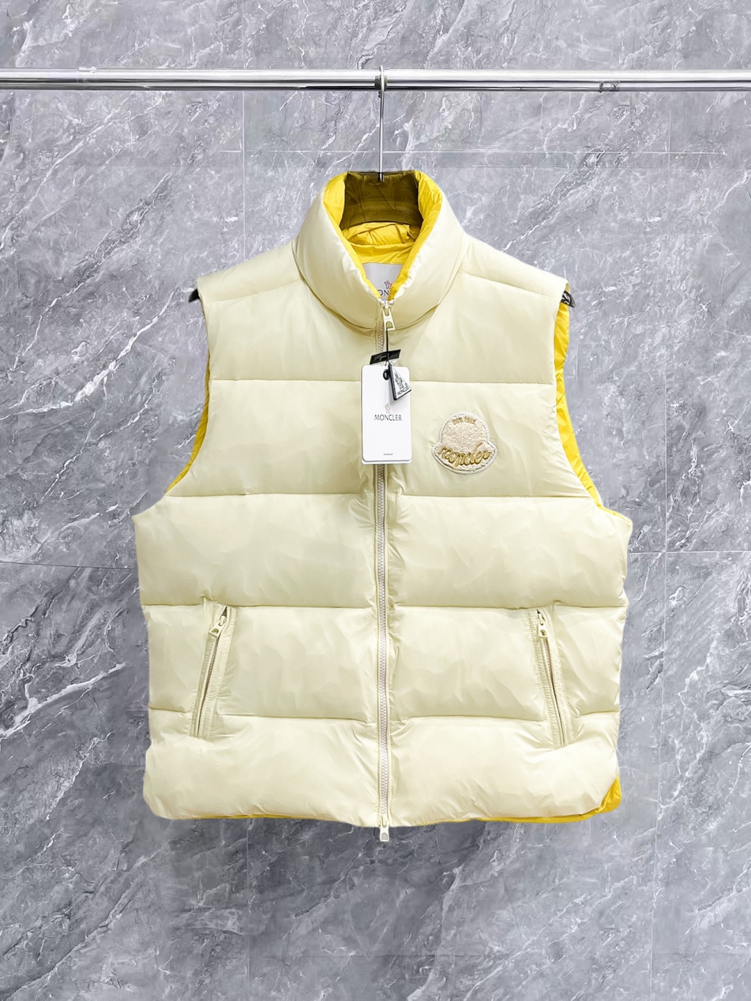 NO:657126,Hot-selling down jacket 2025 new product Moner new down vest New product for the show, perfect condition, high-tech waterproof fabric, 90% white goose down filling inside, comfortable and warm, full and attractive color, very outstanding design, easily upgrade the fashion sense, extremely elegant and rigorous workmanship, neat and meticulous wiring!  A masterpiece from a famous designer!  The upper body does not look bloated and is super handsome!  Counter size: M-3XL,,down jacket,alexander wang19860909爆款羽绒服 2025新品 Moner 新款羽绒马甲 秀场新品,品相非常完美,高科技防水面料,内里90白鹅绒填充,舒适保暖,色泽饱满诱人,非常出彩的设计,轻松将时髦感进阶,做工极为考究严谨,走线工整细致！大牌设计师巨作！上身不显臃肿、超级帅气！柜台码数: M-3XL,,down jacket,alexander wang,Men's clothing