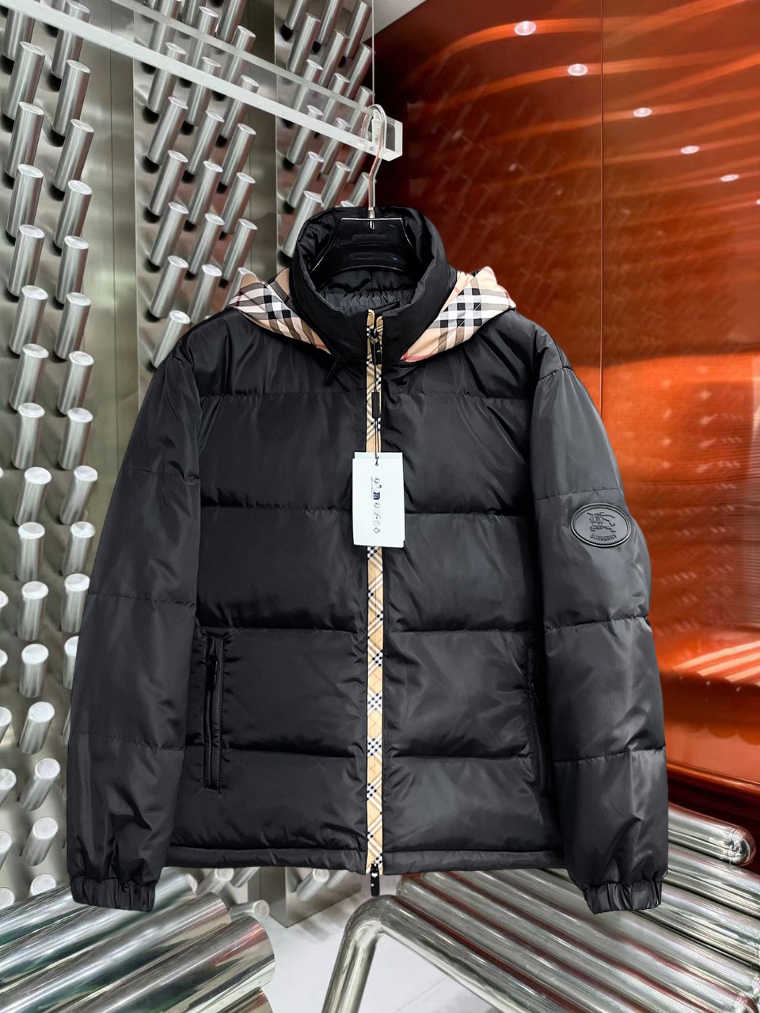 NO:691839,Support replacement after the year!  Burberry's new 2025 autumn and winter down jacket. This is known as the most expensive down jacket in the world, all 90 down. With a classic logo combination, it is full of visual impact at first sight. It has better thermal insulation performance, is light and not heavy, and has good loft recovery after compression, and it can gather heat and lock in temperature!  Personalized color matching design, fresh and energetic!  There are too many versions circulating in the market. In addition to the different fabrics and workmanship, the biggest difference is that the filling is not goose down at all but feather silk or velvet, etc., and it is not easy to distinguish for those who don’t understand. In addition, the fabrics and workmans19860909支持年后退换！ 巴宝莉 2025秋冬新款羽绒服.这款号称羽绒服届最贵的,全部90绒的.带着经典的Logo组合搭配,第一眼看到就是满满的视觉冲击,保暖性能更出色,轻便不厚重,且压缩后的蓬松度恢复性好,聚热锁温！个性的拼色设计,清新有活力！市面流通的版本实在太多了,除了面料做工不同外,最大的区别就是填充物根本不是鹅绒而是羽丝或手感绒等等,而不懂的根本不容易区分.另外面料和做工也绝对不是一个级别,总之认准我们,让你绝对不跑偏,独家全色全部购入正版开发,懂我们家羽绒服质量的,完全可以放心闭眼推.三标齐全！男女同款系列！码数M-3XL.最大穿到200斤,,burberry,down jacket,,Men's clothing