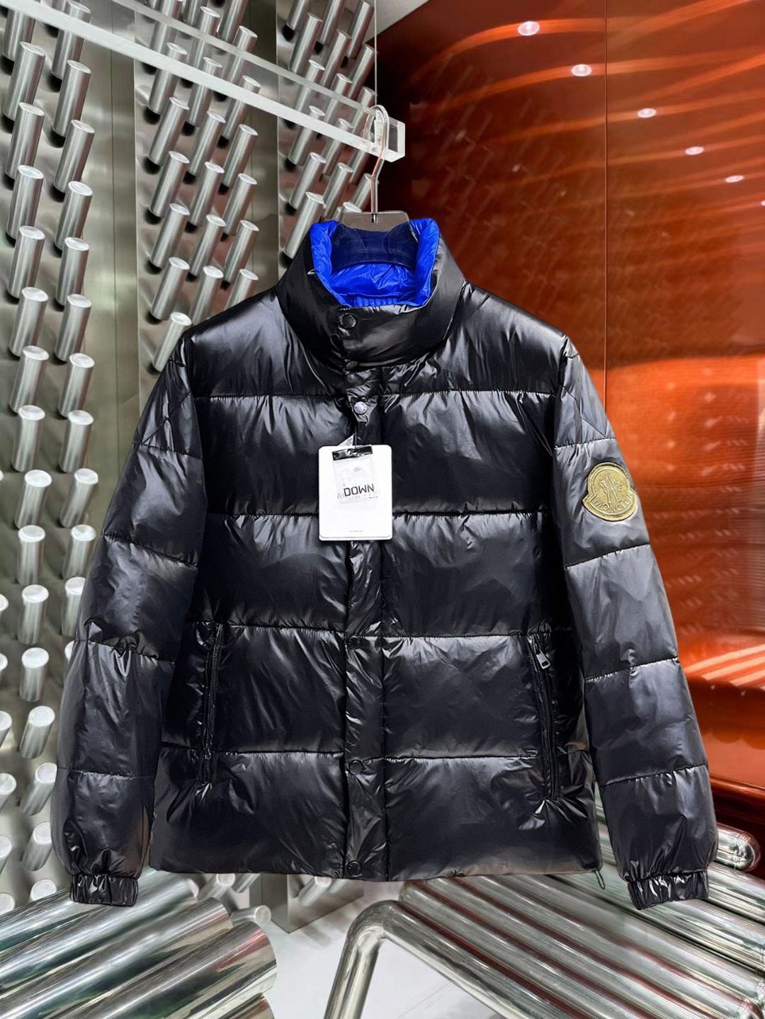 NO:691845,Support replacement after the year!  Mengkou's new 2025 autumn and winter down jacket. This is known as the most expensive down jacket in the world, all 90 down. With a classic logo combination, it is full of visual impact at first sight. It has better thermal insulation performance, is light and not heavy, and has good loft recovery after compression, and it can gather heat and lock in temperature!  Personalized color matching design, fresh and energetic!  There are too many versions circulating in the market. In addition to the different fabrics and workmanship, the biggest difference is that the filling is not goose down at all but feather silk or velvet, etc., and it is not easy to distinguish for those who don’t understand. In addition, the fabrics and workmanship are definitely not of the same level. In short, look for us and you will never go astray. All the exclusive full colors are purchased from genuine development. If you understand the quality of our down jackets, you can safely recommend it with your eyes closed. The three standards are complete!  Uniform series for men and women!  Size M-3XL. Maximum wear weight is 200 pounds, Moncler, down jacket,19860909支持年后退换！ 蒙口 2025秋冬新款羽绒服.这款号称羽绒服届最贵的,全部90绒的.带着经典的Logo组合搭配,第一眼看到就是满满的视觉冲击,保暖性能更出色,轻便不厚重,且压缩后的蓬松度恢复性好,聚热锁温！个性的拼色设计,清新有活力！市面流通的版本实在太多了,除了面料做工不同外,最大的区别就是填充物根本不是鹅绒而是羽丝或手感绒等等,而不懂的根本不容易区分.另外面料和做工也绝对不是一个级别,总之认准我们,让你绝对不跑偏,独家全色全部购入正版开发,懂我们家羽绒服质量的,完全可以放心闭眼推.三标齐全！男女同款系列！码数M-3XL.最大穿到200斤,,Moncler,down jacket,,Men's clothing