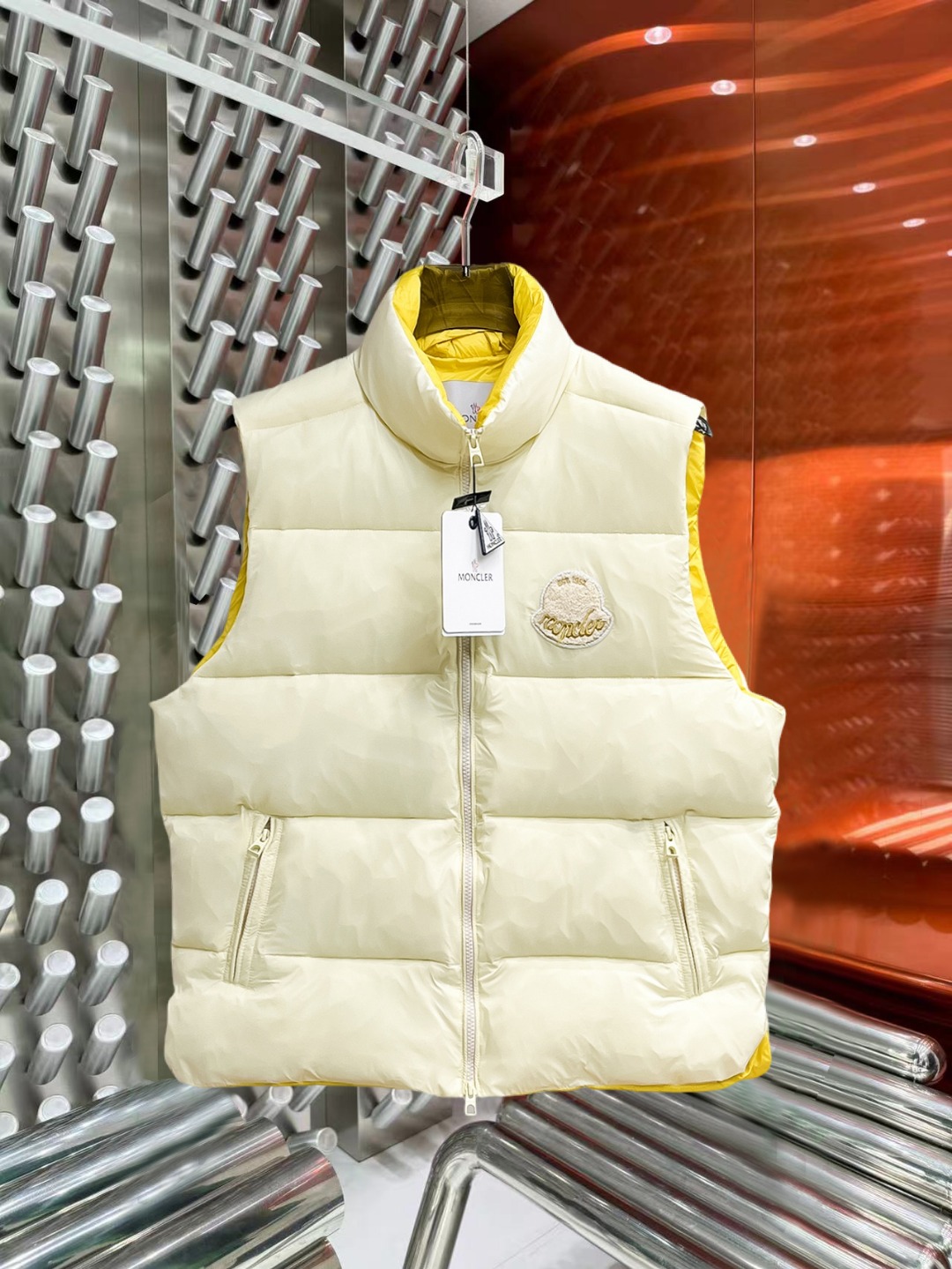 NO:691837,Support replacement after the year!  Popular down jacket 2025 new product Moner new down vest, new product for the show, perfect condition, high-tech waterproof fabric, 90% white goose down filling inside, comfortable and warm, full and attractive color, very outstanding design, easily upgrade the fashion sense, extremely sophisticated workmanship, neat and meticulous wiring!  A masterpiece from a famous designer!  The upper body does not look bloated and is super handsome!  Counter size: M-3XL,,down jacket,19860909支持年后退换！ 爆款羽绒服 2025新品 Moner 新款羽绒马甲 秀场新品,品相非常完美,高科技防水面料,内里90白鹅绒填充,舒适保暖,色泽饱满诱人,非常出彩的设计,轻松将时髦感进阶,做工极为考究严谨,走线工整细致！大牌设计师巨作！上身不显臃肿、超级帅气！柜台码数: M-3XL,,down jacket,,Men's clothing