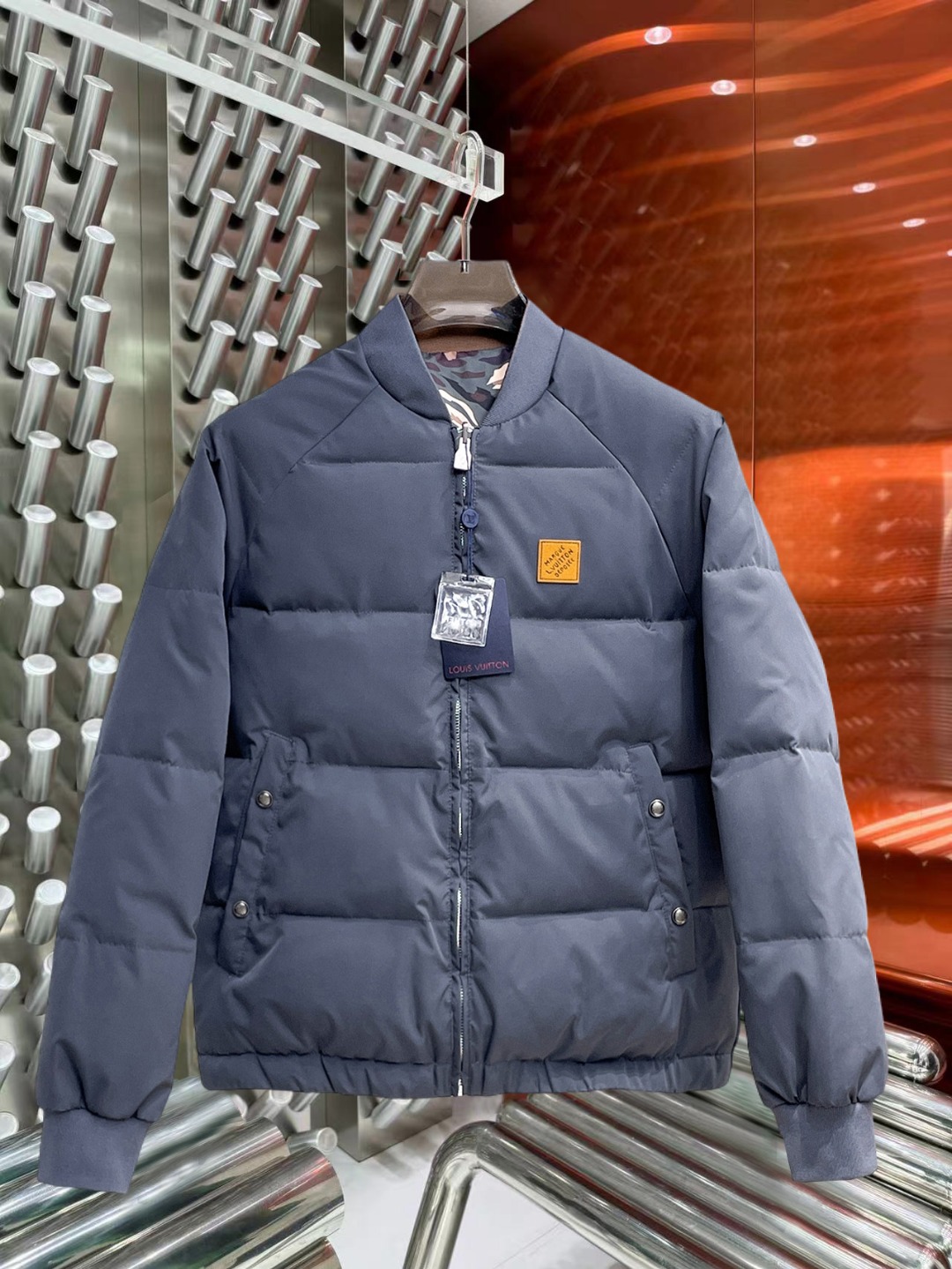 NO:691843,Support replacement after the year!  Lv 2025 autumn and winter new down jacket. This is known as the most expensive down jacket in the world, all 90 down. With a classic logo combination, it is full of visual impact at first sight. It has better thermal insulation performance, is light and not heavy, and has good fluff recovery after compression, and can gather heat and lock in temperature!  Personalized color matching design, fresh and energetic!  There are too many versions circulating in the market. In addition to the different fabrics and workmanship, the biggest difference is that the filling is not goose down at all but feather silk or velvet, etc., and it is not easy to distinguish for those who don’t understand. In addition, the fabrics and workmanship are definitely not of the same level. In short, look for us and you will never go astray. All the exclusive full colors are purchased from genuine development. If you understand the quality of our down jackets, you can safely recommend it with your eyes closed. The three standards are complete!  Uniform series for men and women!  Size M-3XL. Maximum wear capacity is 200 pounds, Louis Vuitton, down jacket,19860909支持年后退换！ Lv 2025秋冬新款羽绒服.这款号称羽绒服届最贵的,全部90绒的.带着经典的Logo组合搭配,第一眼看到就是满满的视觉冲击,保暖性能更出色,轻便不厚重,且压缩后的蓬松度恢复性好,聚热锁温！个性的拼色设计,清新有活力！市面流通的版本实在太多了,除了面料做工不同外,最大的区别就是填充物根本不是鹅绒而是羽丝或手感绒等等,而不懂的根本不容易区分.另外面料和做工也绝对不是一个级别,总之认准我们,让你绝对不跑偏,独家全色全部购入正版开发,懂我们家羽绒服质量的,完全可以放心闭眼推.三标齐全！男女同款系列！码数M-3XL.最大穿到200斤,,louis vuitton,down jacket,,Men's clothing