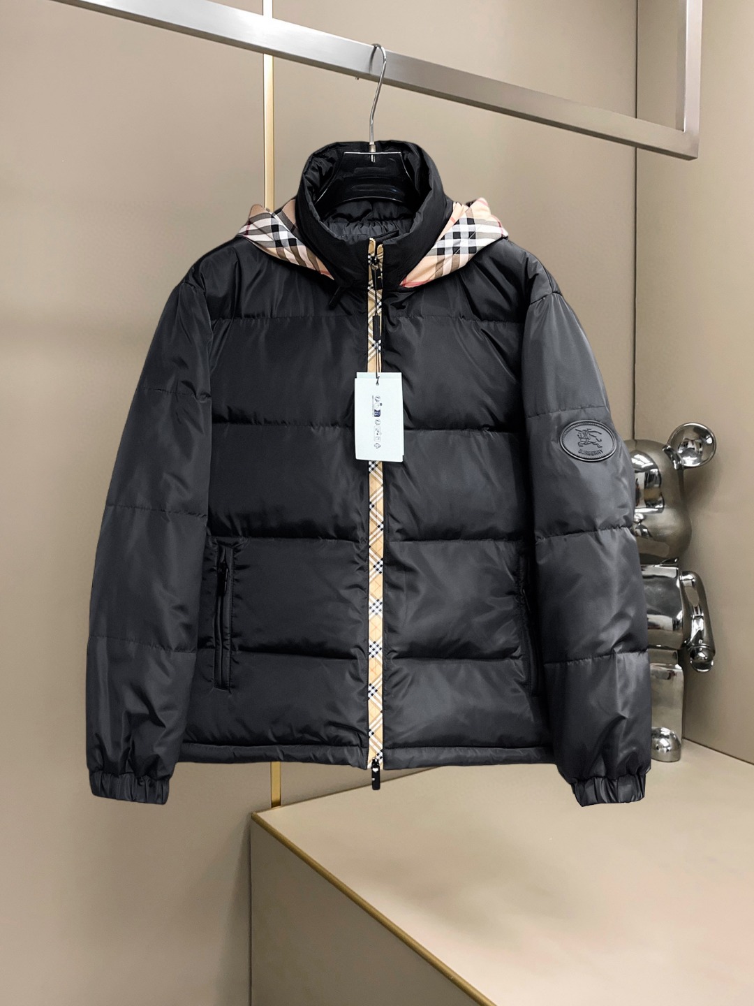 NO:726926,Support replacement after the year!  Burberry's new spring and winter down jacket. This is known as the most expensive down jacket in the industry, all 90 down. It has a classic logo combination, and it is full of visual impact at first sight. It has better thermal insulation performance, is light and not heavy, and has good loft recovery after compression, and it can gather heat and lock in temperature!  Personalized color matching design, fresh and energetic!  There are too many versions circulating in the market. In addition to the different fabrics and workmanship, the biggest difference is that the filling is not goose down at all but feather silk or velvet, etc., and it is not easy to distinguish for those who don’t understand. In addition, the fabrics and workmanship are definitely not of the same level. In short, look for us and you will never go astray. All the exclusive full colors are purchased from genuine development. If you understand the quality of our down jackets, you can safely recommend it with your eyes closed. The three standards are complete!  Uniform series for men and women!  Size M-3XL. Maximum wear is 195 pounds.,,burberry,down jacket,19860909支持年后退换！ 巴宝莉 春冬新款羽绒服.这款号称羽绒服届最贵的,全部90绒的.带着经典的Logo组合搭配,第一眼看到就是满满的视觉冲击,保暖性能更出色,轻便不厚重,且压缩后的蓬松度恢复性好,聚热锁温！个性的拼色设计,清新有活力！市面流通的版本实在太多了,除了面料做工不同外,最大的区别就是填充物根本不是鹅绒而是羽丝或手感绒等等,而不懂的根本不容易区分.另外面料和做工也绝对不是一个级别,总之认准我们,让你绝对不跑偏,独家全色全部购入正版开发,懂我们家羽绒服质量的,完全可以放心闭眼推.三标齐全！男女同款系列！码数M-3XL.最大穿到195斤.,,burberry,down jacket,,Men's clothing