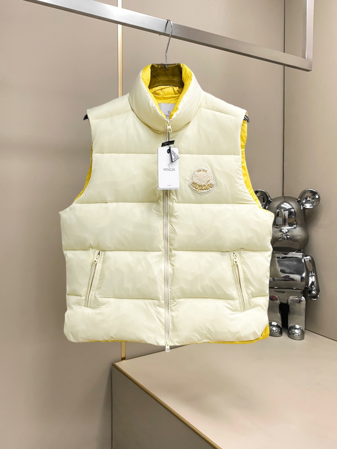 NO:726903,Support replacement after the year!  Meng Mou's new autumn and winter down vest, all 90 down. With the classic logo combination, it is full of visual impact at first sight. It has better thermal insulation performance, is light and not heavy, and has good fluff recovery after compression, and it can gather heat and lock in temperature!  Personalized color matching design, fresh and energetic!  There are too many versions circulating in the market. In addition to the different fabrics and workmanship, the biggest difference is that the filling is not goose down at all but feather silk or velvet, etc., and it is not easy to distinguish for those who don’t understand. In addition, the fabrics and workmanship are definitely not of the same level. In short, look for us and you will never go astray. All the exclusive full colors are purchased from genuine development. If you understand the quality of our down jackets, you can safely recommend it with your eyes closed. The three standards are complete!  Uniform series for men and women!  Size M-3XL. Maximum wear weight is 200 pounds, Moncler, down jacket,19860909支持年后退换！ 蒙口 秋冬新款羽绒马甲,全部90绒的.带着经典的Logo组合搭配,第一眼看到就是满满的视觉冲击,保暖性能更出色,轻便不厚重,且压缩后的蓬松度恢复性好,聚热锁温！个性的拼色设计,清新有活力！市面流通的版本实在太多了,除了面料做工不同外,最大的区别就是填充物根本不是鹅绒而是羽丝或手感绒等等,而不懂的根本不容易区分.另外面料和做工也绝对不是一个级别,总之认准我们,让你绝对不跑偏,独家全色全部购入正版开发,懂我们家羽绒服质量的,完全可以放心闭眼推.三标齐全！男女同款系列！码数M-3XL.最大穿到200斤,,Moncler,down jacket,,Men's clothing