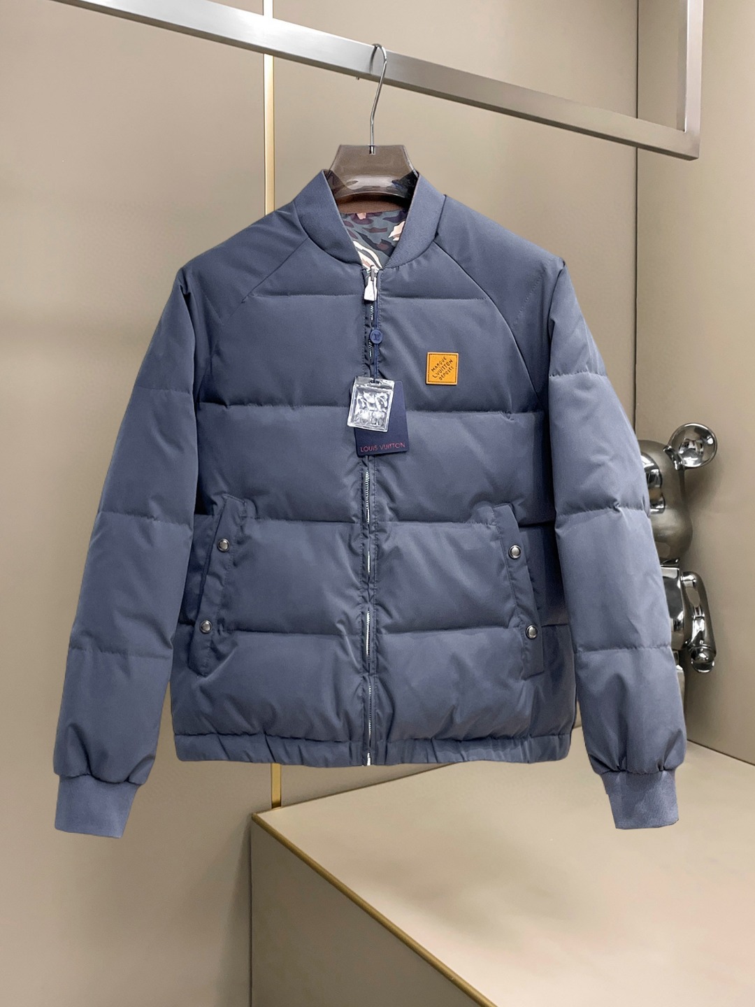 NO:726918,Support replacement after the year!  LV's new spring and winter down jacket. This is known as the most expensive down jacket in the world, all 90 down. With a classic logo combination, it is full of visual impact at first sight. It has better thermal insulation performance, is light and not heavy, and has good loft recovery after compression, and it can gather heat and lock in temperature!  Personalized color matching design, fresh and energetic!  There are too many versions circulating in the market. In addition to the different fabrics and workmanship, the biggest difference is that the filling is not goose down at all but feather silk or velvet, etc., and it is not easy to distinguish for those who don’t understand. In addition, the fabrics and workmanship are definitely not of the same level. In short, look for us and you will never go astray. All the exclusive full colors are purchased from genuine development. If you understand the quality of our down jackets, you can safely recommend it with your eyes closed. The three standards are complete!  Uniform series for men and women!  Size M-3XL. Maximum wear is 195 pounds.,,louis vuitton,down jacket,19860909支持年后退换！ Lv 春冬新款羽绒服.这款号称羽绒服届最贵的,全部90绒的.带着经典的Logo组合搭配,第一眼看到就是满满的视觉冲击,保暖性能更出色,轻便不厚重,且压缩后的蓬松度恢复性好,聚热锁温！个性的拼色设计,清新有活力！市面流通的版本实在太多了,除了面料做工不同外,最大的区别就是填充物根本不是鹅绒而是羽丝或手感绒等等,而不懂的根本不容易区分.另外面料和做工也绝对不是一个级别,总之认准我们,让你绝对不跑偏,独家全色全部购入正版开发,懂我们家羽绒服质量的,完全可以放心闭眼推.三标齐全！男女同款系列！码数M-3XL.最大穿到195斤.,,louis vuitton,down jacket,,Men's clothing