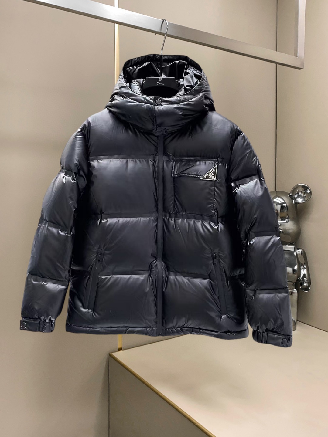 NO:726934,Support replacement after the year!  Prada's new spring and winter down jacket. This is known as the most expensive down jacket in the world, all 90 down. With a classic logo combination, it is full of visual impact at first sight. It has better thermal insulation performance, is light and not heavy, and has good loft recovery after compression, and it can gather heat and lock in temperature!  Personalized color matching design, fresh and energetic!  There are too many versions circulating in the market. In addition to the different fabrics and workmanship, the biggest difference is that the filling is not goose down at all but feather silk or velvet, etc., and it is not easy to distinguish for those who don’t understand. In addition, the fabrics and workmanship are definitely not of the same level. In short, look for us and you will never go astray. All the exclusive full colors are purchased from genuine development. If you understand the quality of our down jackets, you can safely recommend it with your eyes closed. The three standards are complete!  Uniform series for men and women!  Size M-3XL. Maximum wear is 195 pounds.,,prada,down jacket,19860909支持年后退换！ 普拉达 春冬新款羽绒服.这款号称羽绒服届最贵的,全部90绒的.带着经典的Logo组合搭配,第一眼看到就是满满的视觉冲击,保暖性能更出色,轻便不厚重,且压缩后的蓬松度恢复性好,聚热锁温！个性的拼色设计,清新有活力！市面流通的版本实在太多了,除了面料做工不同外,最大的区别就是填充物根本不是鹅绒而是羽丝或手感绒等等,而不懂的根本不容易区分.另外面料和做工也绝对不是一个级别,总之认准我们,让你绝对不跑偏,独家全色全部购入正版开发,懂我们家羽绒服质量的,完全可以放心闭眼推.三标齐全！男女同款系列！码数M-3XL.最大穿到195斤.,,prada,down jacket,,Men's clothing