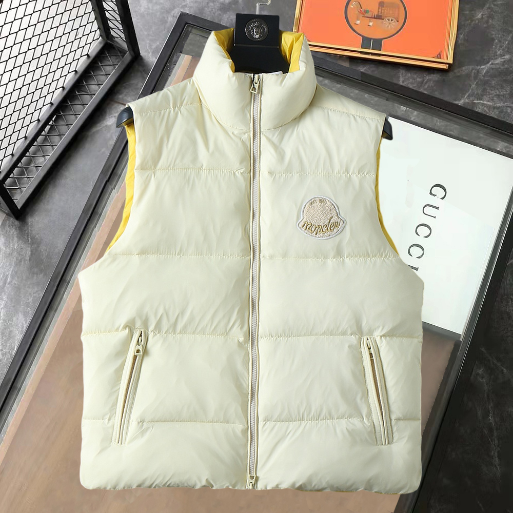 NO:703559,Support replacement after the year!  Meng Mou's new autumn and winter down vest, all 90 down. With the classic logo combination, it is full of visual impact at first sight. It has better thermal insulation performance, is light and not heavy, and has good fluff recovery after compression, and it can gather heat and lock in temperature!  Personalized color matching design, fresh and energetic!  There are too many versions circulating in the market. In addition to the different fabrics and workmanship, the biggest difference is that the filling is not goose down at all but feather silk or velvet, etc., and it is not easy to distinguish for those who don’t understand. In addition, the fabrics and workmanship are definitely not of the same level. In short, look for us and you will never go astray. All the exclusive full colors are purchased from genuine development. If you understand the quality of our down jackets, you can safely recommend it with your eyes closed. The three standards are complete!  Uniform series for men and women!  Size M-3XL. Maximum wear weight is 200 pounds, Moncler, down jacket,19860909支持年后退换！ 蒙口 秋冬新款羽绒马甲,全部90绒的.带着经典的Logo组合搭配,第一眼看到就是满满的视觉冲击,保暖性能更出色,轻便不厚重,且压缩后的蓬松度恢复性好,聚热锁温！个性的拼色设计,清新有活力！市面流通的版本实在太多了,除了面料做工不同外,最大的区别就是填充物根本不是鹅绒而是羽丝或手感绒等等,而不懂的根本不容易区分.另外面料和做工也绝对不是一个级别,总之认准我们,让你绝对不跑偏,独家全色全部购入正版开发,懂我们家羽绒服质量的,完全可以放心闭眼推.三标齐全！男女同款系列！码数M-3XL.最大穿到200斤,,Moncler,down jacket,,Men's clothing