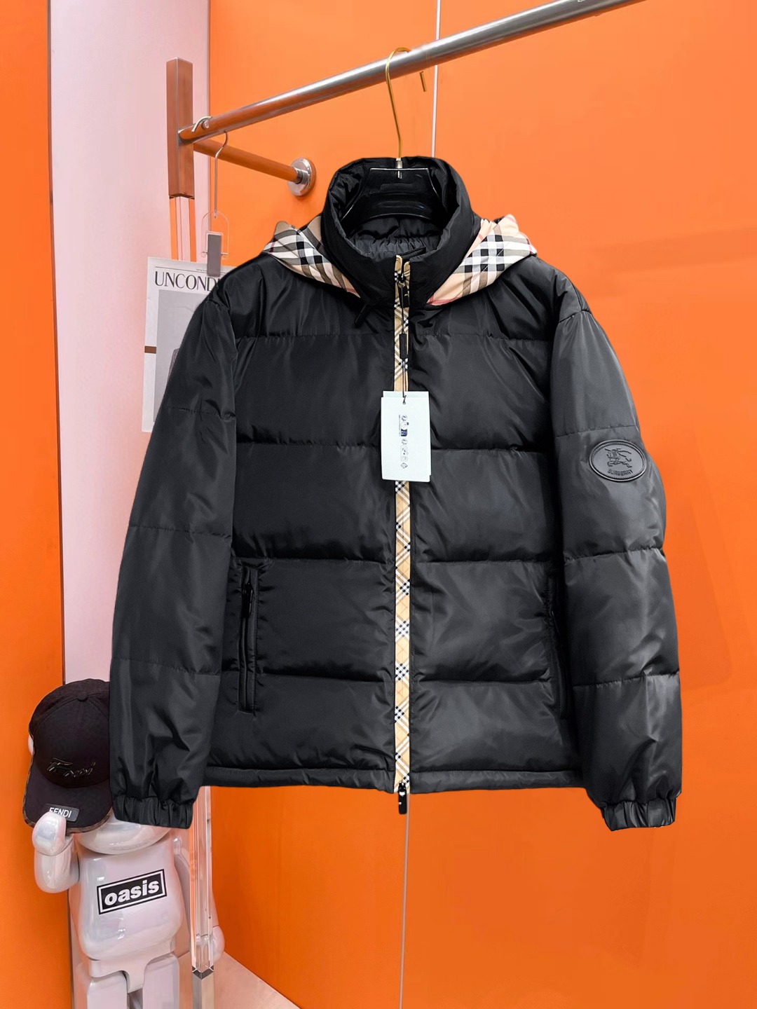 NO:681891,Burberry's new spring and winter down jacket. This is known as the most expensive down jacket in the industry, all 90 down. It has a classic logo combination, and it is full of visual impact at first sight. It has better thermal insulation performance, is light and not heavy, and has good loft recovery after compression, and it can gather heat and lock in temperature!  Personalized color matching design, fresh and energetic!  There are too many versions circulating in the market. In addition to the different fabrics and workmanship, the biggest difference is that the filling is not goose down at all but feather silk or velvet, etc., and it is not easy to distinguish for those who don’t understand. In addition, the fabrics and workmanship are definitely not of the same level. In short, look for us and you will never go astray. All the exclusive full colors are purchased from genuine development. If you understand the quality of our down jackets, you can safely recommend it with your eyes closed. The three standards are complete!  Uniform series for men and women!  Size M-3XL. Maximum wear is 195 pounds.,,burberry,down jacket,19860909巴宝莉 春冬新款羽绒服.这款号称羽绒服届最贵的,全部90绒的.带着经典的Logo组合搭配,第一眼看到就是满满的视觉冲击,保暖性能更出色,轻便不厚重,且压缩后的蓬松度恢复性好,聚热锁温！个性的拼色设计,清新有活力！市面流通的版本实在太多了,除了面料做工不同外,最大的区别就是填充物根本不是鹅绒而是羽丝或手感绒等等,而不懂的根本不容易区分.另外面料和做工也绝对不是一个级别,总之认准我们,让你绝对不跑偏,独家全色全部购入正版开发,懂我们家羽绒服质量的,完全可以放心闭眼推.三标齐全！男女同款系列！码数M-3XL.最大穿到195斤.,,burberry,down jacket,,Men's clothing