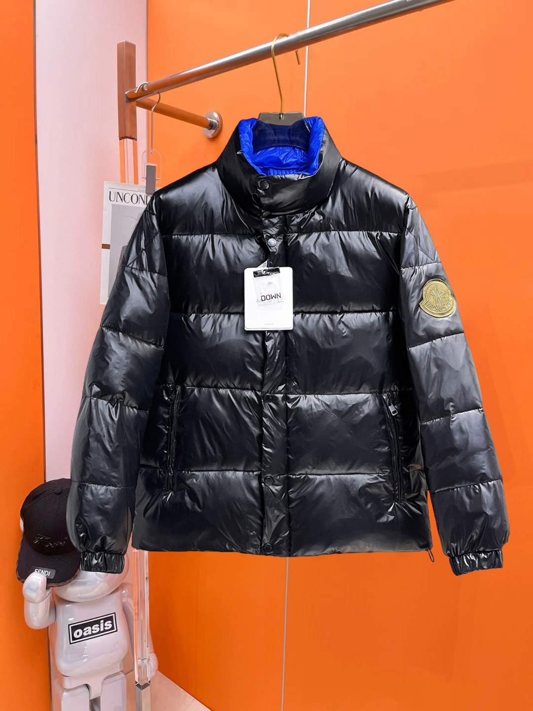 NO:681898,Mengkou's new spring and winter down jacket. This is known as the most expensive down jacket in the industry, all 90 down. With a classic logo combination, it is full of visual impact at first sight. It has better thermal insulation performance, is light and not heavy, and has good loft recovery after compression, and it can gather heat and lock in temperature!  Personalized color matching design, fresh and energetic!  There are too many versions circulating in the market. In addition to the different fabrics and workmanship, the biggest difference is that the filling is not goose down at all but feather silk or velvet, etc., and it is not easy to distinguish for those who don’t understand. In addition, the fabrics and workmanship are definitely not of the same level. In short, look for us and you will never go astray. All the exclusive full colors are purchased from genuine development. If you understand the quality of our down jackets, you can safely recommend it with your eyes closed. The three standards are complete!  Uniform series for men and women!  Size M-3XL. Maximum wear capacity is 195 pounds.,,Moncler,down jacket,19860909蒙口 春冬新款羽绒服.这款号称羽绒服届最贵的,全部90绒的.带着经典的Logo组合搭配,第一眼看到就是满满的视觉冲击,保暖性能更出色,轻便不厚重,且压缩后的蓬松度恢复性好,聚热锁温！个性的拼色设计,清新有活力！市面流通的版本实在太多了,除了面料做工不同外,最大的区别就是填充物根本不是鹅绒而是羽丝或手感绒等等,而不懂的根本不容易区分.另外面料和做工也绝对不是一个级别,总之认准我们,让你绝对不跑偏,独家全色全部购入正版开发,懂我们家羽绒服质量的,完全可以放心闭眼推.三标齐全！男女同款系列！码数M-3XL.最大穿到195斤.,,Moncler,down jacket,,Men's clothing