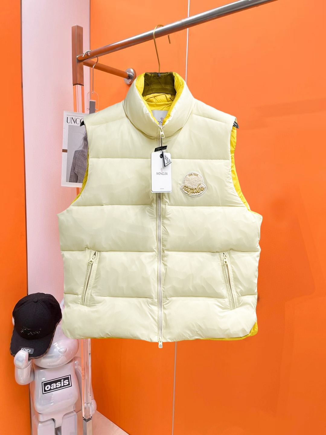 NO:681885,Mouth-covered FW down vest, a must-have item for fashionistas!  Advanced customization: The highest standard 90 white goose down, the ingredients are tested, and the first-class thermal performance. Double-layer gallbladder cloth inside to ensure that the goose down will not drill out. Customized high-density waterproof nylon fabric. High-end texture and durability. The quality can reach the purchase level. Super versatile, the upper body effect is great!  Size M~3XL,,Moncler,down jacket,19860909蒙口 FW羽绒马甲 潮人必备单品！高级定制 最高标准90白鹅绒,成分支持检测,一流保暖性能.内里双层胆布,以保证鹅绒不会钻出,定制高密度防水尼龙面料.高端质感及耐用性.品质可达代购级别. 超级百搭,上身效果超赞！ 尺码M~3XL,,Moncler,down jacket,,Men's clothing