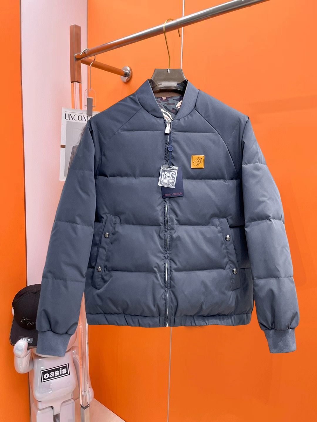 NO:681901,LV's new spring and winter down jacket. This is known as the most expensive down jacket in the world, all 90 down. With a classic logo combination, it is full of visual impact at first sight. It has better thermal insulation performance, is light and not heavy, and has good loft recovery after compression, and it can gather heat and lock in temperature!  Personalized color matching design, fresh and energetic!  There are too many versions circulating in the market. In addition to the different fabrics and workmanship, the biggest difference is that the filling is not goose down at all but feather silk or velvet, etc., and it is not easy to distinguish for those who don’t understand. In addition, the fabrics and workmanship are definitely not of the same level. In short, look for us and you will never go astray. All the exclusive full colors are purchased from genuine development. If you understand the quality of our down jackets, you can safely recommend it with your eyes closed. The three standards are complete!  Uniform series for men and women!  Size M-3XL. Maximum wear is 195 pounds.,,louis vuitton,down jacket,19860909Lv 春冬新款羽绒服.这款号称羽绒服届最贵的,全部90绒的.带着经典的Logo组合搭配,第一眼看到就是满满的视觉冲击,保暖性能更出色,轻便不厚重,且压缩后的蓬松度恢复性好,聚热锁温！个性的拼色设计,清新有活力！市面流通的版本实在太多了,除了面料做工不同外,最大的区别就是填充物根本不是鹅绒而是羽丝或手感绒等等,而不懂的根本不容易区分.另外面料和做工也绝对不是一个级别,总之认准我们,让你绝对不跑偏,独家全色全部购入正版开发,懂我们家羽绒服质量的,完全可以放心闭眼推.三标齐全！男女同款系列！码数M-3XL.最大穿到195斤.,,louis vuitton,down jacket,,Men's clothing