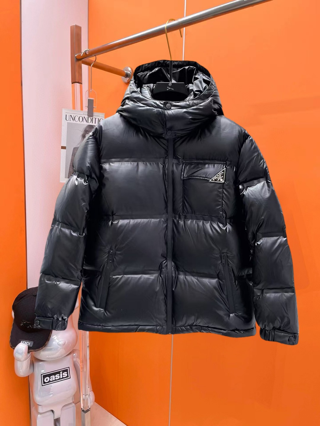 NO:681906,Prada's new spring and winter down jacket. This is known as the most expensive down jacket in the world, all 90 down. With a classic logo combination, it is full of visual impact at first sight. It has better thermal insulation performance, is light and not heavy, and has good loft recovery after compression, and it can gather heat and lock in temperature!  Personalized color matching design, fresh and energetic!  There are too many versions circulating in the market. In addition to the different fabrics and workmanship, the biggest difference is that the filling is not goose down at all but feather silk or velvet, etc., and it is not easy to distinguish for those who don’t understand. In addition, the fabrics and workmanship are definitely not of the same level. In short, look for us and you will never go astray. All the exclusive full colors are purchased from genuine development. If you understand the quality of our down jackets, you can safely recommend it with your eyes closed. The three standards are complete!  Uniform series for men and women!  Size M-3XL. Maximum wear is 195 pounds.,,prada,down jacket,19860909普拉达 春冬新款羽绒服.这款号称羽绒服届最贵的,全部90绒的.带着经典的Logo组合搭配,第一眼看到就是满满的视觉冲击,保暖性能更出色,轻便不厚重,且压缩后的蓬松度恢复性好,聚热锁温！个性的拼色设计,清新有活力！市面流通的版本实在太多了,除了面料做工不同外,最大的区别就是填充物根本不是鹅绒而是羽丝或手感绒等等,而不懂的根本不容易区分.另外面料和做工也绝对不是一个级别,总之认准我们,让你绝对不跑偏,独家全色全部购入正版开发,懂我们家羽绒服质量的,完全可以放心闭眼推.三标齐全！男女同款系列！码数M-3XL.最大穿到195斤.,,prada,down jacket,,Men's clothing