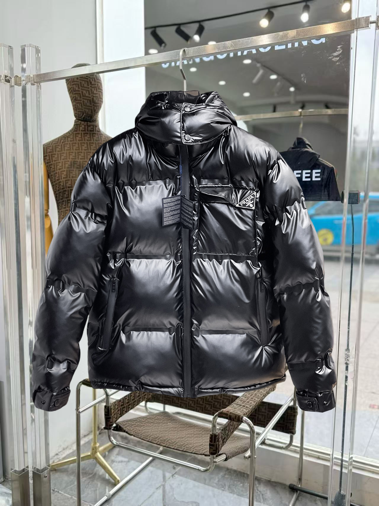 NO:683438,Prada's new spring and winter down jacket. This is known as the most expensive down jacket in the world, all 90 down. With a classic logo combination, it is full of visual impact at first sight. It has better thermal insulation performance, is light and not heavy, and has good loft recovery after compression, and it can gather heat and lock in temperature!  Personalized color matching design, fresh and energetic!  There are too many versions circulating in the market. In addition to the different fabrics and workmanship, the biggest difference is that the filling is not goose down at all but feather silk or velvet, etc., and it is not easy to distinguish for those who don’t understand. In addition, the fabrics and workmanship are definitely not of the same level. In short, look for us and you will never go astray. All the exclusive full colors are purchased from genuine development. If you understand the quality of our down jackets, you can safely recommend it with your eyes closed. The three standards are complete!  Uniform series for men and women!  Size M-3XL. Maximum wear is 195 pounds.,,prada,down jacket,19860909普拉达 春冬新款羽绒服.这款号称羽绒服届最贵的,全部90绒的.带着经典的Logo组合搭配,第一眼看到就是满满的视觉冲击,保暖性能更出色,轻便不厚重,且压缩后的蓬松度恢复性好,聚热锁温！个性的拼色设计,清新有活力！市面流通的版本实在太多了,除了面料做工不同外,最大的区别就是填充物根本不是鹅绒而是羽丝或手感绒等等,而不懂的根本不容易区分.另外面料和做工也绝对不是一个级别,总之认准我们,让你绝对不跑偏,独家全色全部购入正版开发,懂我们家羽绒服质量的,完全可以放心闭眼推.三标齐全！男女同款系列！码数M-3XL.最大穿到195斤.,,prada,down jacket,,Men's clothing