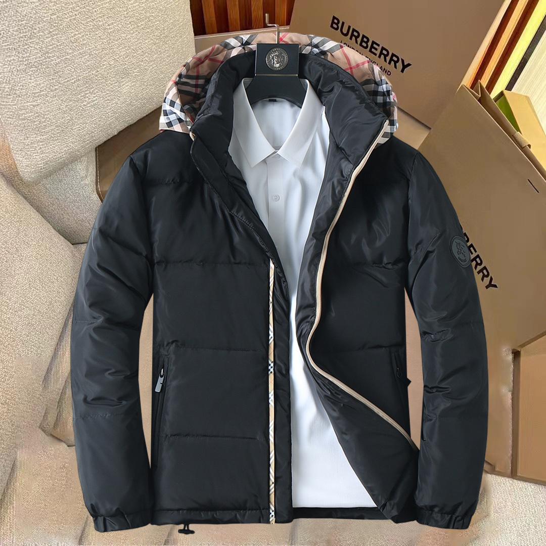NO:731192,Support replacement after the year!  Burberry's new 2025 autumn and winter down jacket. This is known as the most expensive down jacket in the world, all 90 down. With a classic logo combination, it is full of visual impact at first sight. It has better thermal insulation performance, is light and not heavy, and has good loft recovery after compression, and it can gather heat and lock in temperature!  Personalized color matching design, fresh and energetic!  There are too many versions circulating in the market. In addition to the different fabrics and workmanship, the biggest difference is that the filling is not goose down at all but feather silk or velvet, etc., and it is not easy to distinguish for those who don’t understand. In addition, the fabrics and workmanship are definitely not of the same level. In short, look for us and you will never go astray. All the exclusive full colors are purchased from genuine development. If you understand the quality of our down jackets, you can safely recommend it with your eyes closed. The three standards are complete!  Uniform series for men and women!  Size M-3XL. Maximum wear is 195 pounds.,,burberry,down jacket,19860909支持年后退换！ 巴宝莉 2025秋冬新款羽绒服.这款号称羽绒服届最贵的,全部90绒的.带着经典的Logo组合搭配,第一眼看到就是满满的视觉冲击,保暖性能更出色,轻便不厚重,且压缩后的蓬松度恢复性好,聚热锁温！个性的拼色设计,清新有活力！市面流通的版本实在太多了,除了面料做工不同外,最大的区别就是填充物根本不是鹅绒而是羽丝或手感绒等等,而不懂的根本不容易区分.另外面料和做工也绝对不是一个级别,总之认准我们,让你绝对不跑偏,独家全色全部购入正版开发,懂我们家羽绒服质量的,完全可以放心闭眼推.三标齐全！男女同款系列！码数M-3XL.最大穿到195斤.,,burberry,down jacket,,Men's clothing