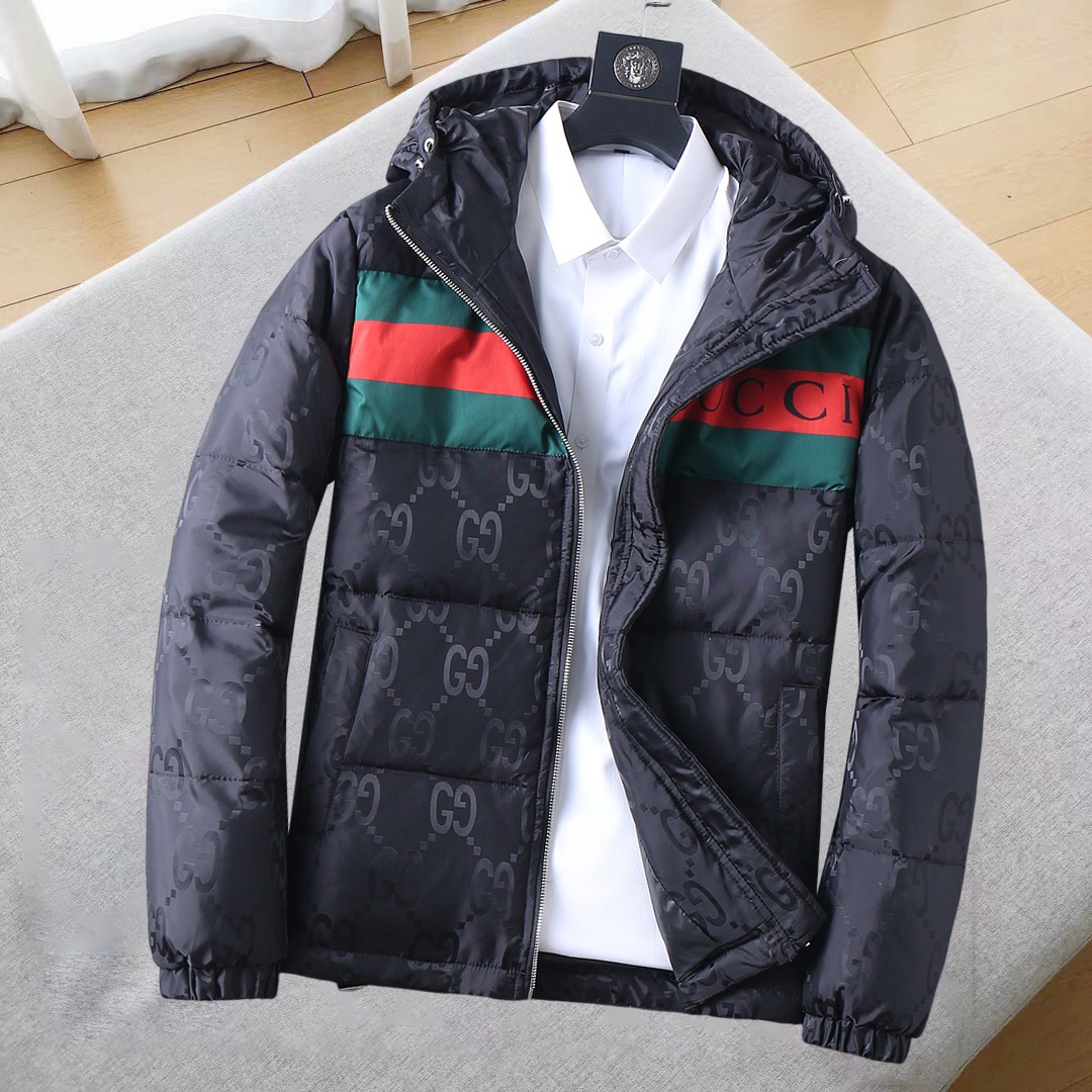 NO:685328,Gucci's new 2025 autumn and winter down jacket. This is known as the most expensive down jacket in the world, all 90 down. With a classic logo combination, it is full of visual impact at first sight. It has better thermal insulation performance, is light and not heavy, and has good loft recovery after compression, and it can gather heat and lock in temperature!  Personalized color matching design, fresh and energetic!  There are too many versions circulating in the market. In addition to the different fabrics and workmanship, the biggest difference is that the filling is not goose down at all but feather silk or velvet, etc., and it is not easy to distinguish for those who don’t understand. In addition, the fabrics and workmanship are definitely not of the same level. In short, look for us and you will never go astray. All the exclusive full colors are purchased from genuine development. If you understand the quality of our down jackets, you can safely recommend it with your eyes closed. The three standards are complete!  Uniform series for men and women!  Size M-3XL. Maximum wear capacity is 195 catties.,,down jacket,19860909古奇 2025秋冬新款羽绒服.这款号称羽绒服届最贵的,全部90绒的.带着经典的Logo组合搭配,第一眼看到就是满满的视觉冲击,保暖性能更出色,轻便不厚重,且压缩后的蓬松度恢复性好,聚热锁温！个性的拼色设计,清新有活力！市面流通的版本实在太多了,除了面料做工不同外,最大的区别就是填充物根本不是鹅绒而是羽丝或手感绒等等,而不懂的根本不容易区分.另外面料和做工也绝对不是一个级别,总之认准我们,让你绝对不跑偏,独家全色全部购入正版开发,懂我们家羽绒服质量的,完全可以放心闭眼推.三标齐全！男女同款系列！码数M-3XL.最大穿到195斤.,,down jacket,,Men's clothing