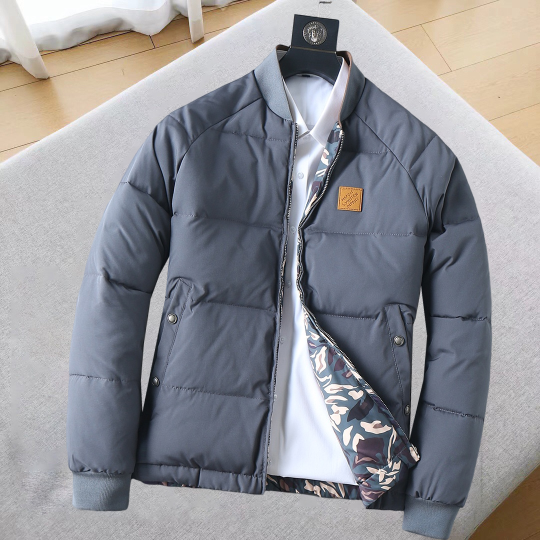 NO:685333,Lv 2025 autumn and winter new down jacket. This is known as the most expensive down jacket in the world, all 90 down. With a classic logo combination, it is full of visual impact at first sight. It has better thermal insulation performance, is light and not heavy, and has good fluff recovery after compression, and can gather heat and lock in temperature!  Personalized color matching design, fresh and energetic!  There are too many versions circulating in the market. In addition to the different fabrics and workmanship, the biggest difference is that the filling is not goose down at all but feather silk or velvet, etc., and it is not easy to distinguish for those who don’t understand. In addition, the fabrics and workmanship are definitely not of the same level. In short, look for us and you will never go astray. All the exclusive full colors are purchased from genuine development. If you understand the quality of our down jackets, you can safely recommend it with your eyes closed. The three standards are complete!  Uniform series for men and women!  Size M-3XL. Maximum wear is 195 pounds.,,louis vuitton,down jacket,19860909Lv 2025秋冬新款羽绒服.这款号称羽绒服届最贵的,全部90绒的.带着经典的Logo组合搭配,第一眼看到就是满满的视觉冲击,保暖性能更出色,轻便不厚重,且压缩后的蓬松度恢复性好,聚热锁温！个性的拼色设计,清新有活力！市面流通的版本实在太多了,除了面料做工不同外,最大的区别就是填充物根本不是鹅绒而是羽丝或手感绒等等,而不懂的根本不容易区分.另外面料和做工也绝对不是一个级别,总之认准我们,让你绝对不跑偏,独家全色全部购入正版开发,懂我们家羽绒服质量的,完全可以放心闭眼推.三标齐全！男女同款系列！码数M-3XL.最大穿到195斤.,,louis vuitton,down jacket,,Men's clothing