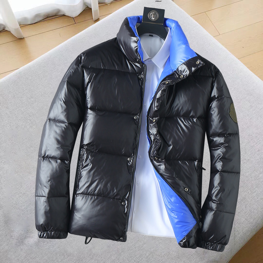 NO:685329,Mengkou's new 2025 autumn and winter down jacket. This is known as the most expensive down jacket in the world, all 90 down. With a classic logo combination, it is full of visual impact at first sight. It has better thermal insulation performance, is light and not heavy, and has good loft recovery after compression, and it can gather heat and lock in temperature!  Personalized color matching design, fresh and energetic!  There are too many versions circulating in the market. In addition to the different fabrics and workmanship, the biggest difference is that the filling is not goose down at all but feather silk or velvet, etc., and it is not easy to distinguish for those who don’t understand. In addition, the fabrics and workmanship are definitely not of the same level. In short, look for us and you will never go astray. All the exclusive full colors are purchased from genuine development. If you understand the quality of our down jackets, you can safely recommend it with your eyes closed. The three standards are complete!  Uniform series for men and women!  Size M-3XL. Maximum wear capacity is 195 pounds.,,Moncler,down jacket,19860909蒙口 2025秋冬新款羽绒服.这款号称羽绒服届最贵的,全部90绒的.带着经典的Logo组合搭配,第一眼看到就是满满的视觉冲击,保暖性能更出色,轻便不厚重,且压缩后的蓬松度恢复性好,聚热锁温！个性的拼色设计,清新有活力！市面流通的版本实在太多了,除了面料做工不同外,最大的区别就是填充物根本不是鹅绒而是羽丝或手感绒等等,而不懂的根本不容易区分.另外面料和做工也绝对不是一个级别,总之认准我们,让你绝对不跑偏,独家全色全部购入正版开发,懂我们家羽绒服质量的,完全可以放心闭眼推.三标齐全！男女同款系列！码数M-3XL.最大穿到195斤.,,Moncler,down jacket,,Men's clothing