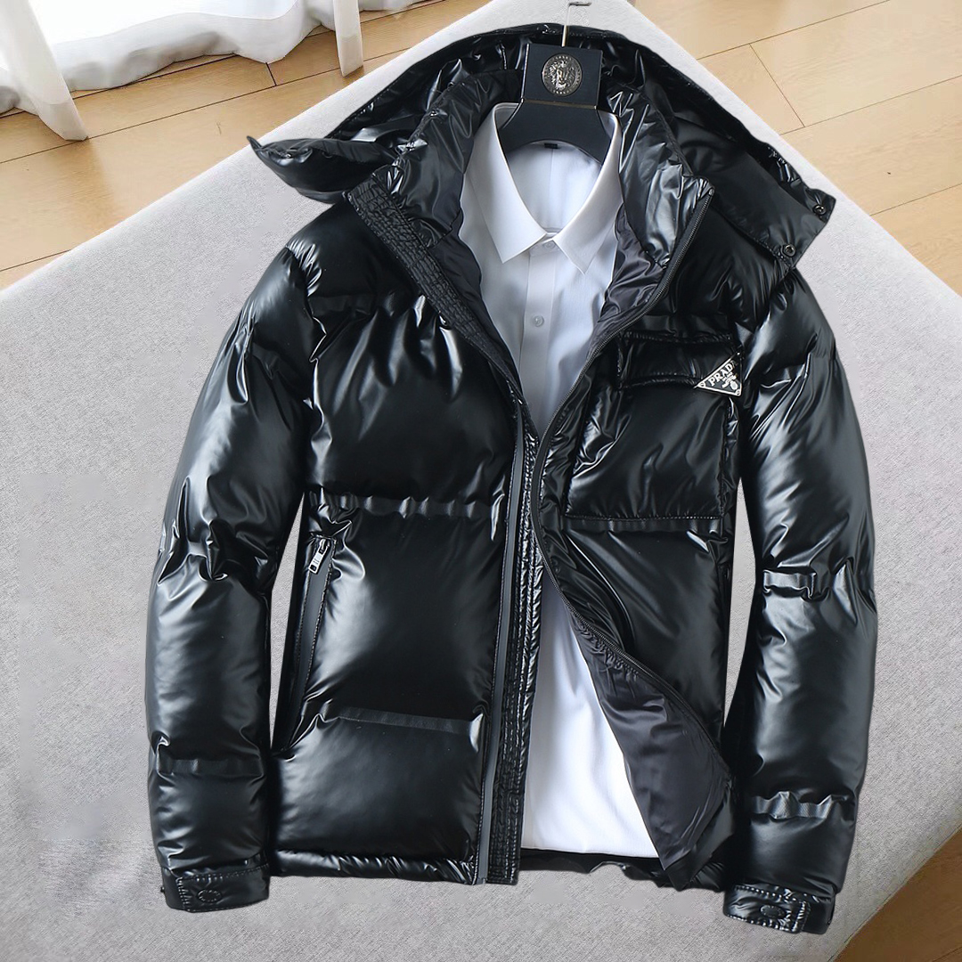NO:685340,Prada's new 2025 autumn and winter down jacket. This is known as the most expensive down jacket in the world, all 90 down. With a classic logo combination, it is full of visual impact at first sight. It has better thermal insulation performance, is light and not heavy, and has good loft recovery after compression, and it can gather heat and lock in temperature!  Personalized color matching design, fresh and energetic!  There are too many versions circulating in the market. In addition to the different fabrics and workmanship, the biggest difference is that the filling is not goose down at all but feather silk or velvet, etc., and it is not easy to distinguish for those who don’t understand. In addition, the fabrics and workmanship are definitely not of the same level. In short, look for us and you will never go astray. All the exclusive full colors are purchased from genuine development. If you understand the quality of our down jackets, you can safely recommend it with your eyes closed. The three standards are complete!  Uniform series for men and women!  Size M-3XL. Maximum wear is 195 pounds.,,prada,down jacket,19860909普拉达 2025秋冬新款羽绒服.这款号称羽绒服届最贵的,全部90绒的.带着经典的Logo组合搭配,第一眼看到就是满满的视觉冲击,保暖性能更出色,轻便不厚重,且压缩后的蓬松度恢复性好,聚热锁温！个性的拼色设计,清新有活力！市面流通的版本实在太多了,除了面料做工不同外,最大的区别就是填充物根本不是鹅绒而是羽丝或手感绒等等,而不懂的根本不容易区分.另外面料和做工也绝对不是一个级别,总之认准我们,让你绝对不跑偏,独家全色全部购入正版开发,懂我们家羽绒服质量的,完全可以放心闭眼推.三标齐全！男女同款系列！码数M-3XL.最大穿到195斤.,,prada,down jacket,,Men's clothing