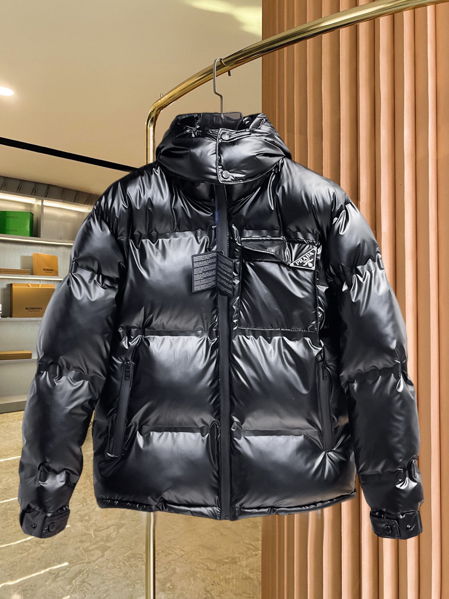 NO:690923,Prada's new 2025 autumn and winter down jacket. This is known as the most expensive down jacket in the world, all 90 down. With a classic logo combination, it is full of visual impact at first sight. It has better thermal insulation performance, is light and not heavy, and has good loft recovery after compression, and it can gather heat and lock in temperature!  Personalized color matching design, fresh and energetic!  There are too many versions circulating in the market. In addition to the different fabrics and workmanship, the biggest difference is that the filling is not goose down at all but feather silk or velvet, etc., and it is not easy to distinguish for those who don’t understand. In addition, the fabrics and workmanship are definitely not of the same level. In short, look for us and you will never go astray. All the exclusive full colors are purchased from genuine development. If you understand the quality of our down jackets, you can safely recommend it with your eyes closed. The three standards are complete!  Uniform series for men and women!  Size M-3XL. Maximum wear is 195 pounds.,,prada,down jacket,19860909普拉达 2025秋冬新款羽绒服.这款号称羽绒服届最贵的,全部90绒的.带着经典的Logo组合搭配,第一眼看到就是满满的视觉冲击,保暖性能更出色,轻便不厚重,且压缩后的蓬松度恢复性好,聚热锁温！个性的拼色设计,清新有活力！市面流通的版本实在太多了,除了面料做工不同外,最大的区别就是填充物根本不是鹅绒而是羽丝或手感绒等等,而不懂的根本不容易区分.另外面料和做工也绝对不是一个级别,总之认准我们,让你绝对不跑偏,独家全色全部购入正版开发,懂我们家羽绒服质量的,完全可以放心闭眼推.三标齐全！男女同款系列！码数M-3XL.最大穿到195斤.,,prada,down jacket,,Men's clothing