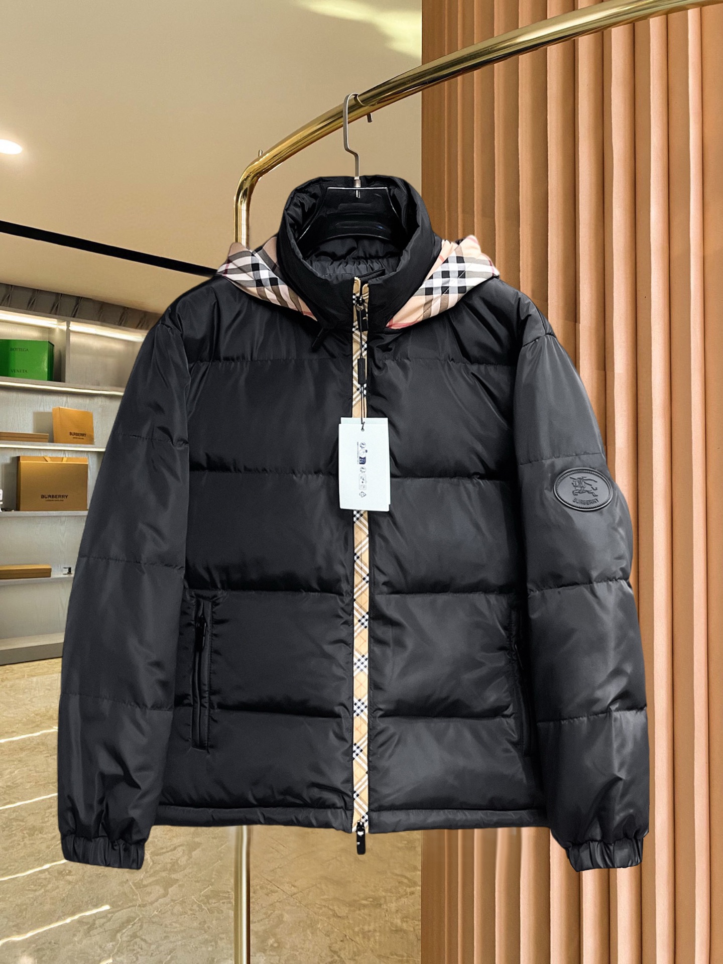 NO:690921,Burberry's new 2025 autumn and winter down jacket. This is known as the most expensive down jacket in the world, all 90 down. With a classic logo combination, it is full of visual impact at first sight. It has better thermal insulation performance, is light and not heavy, and has good loft recovery after compression, and it can gather heat and lock in temperature!  Personalized color matching design, fresh and energetic!  There are too many versions circulating in the market. In addition to the different fabrics and workmanship, the biggest difference is that the filling is not goose down at all but feather silk or velvet, etc., and it is not easy to distinguish for those who don’t understand. In addition, the fabrics and workmanship are definitely not of the same level19860909巴宝莉 2025秋冬新款羽绒服.这款号称羽绒服届最贵的,全部90绒的.带着经典的Logo组合搭配,第一眼看到就是满满的视觉冲击,保暖性能更出色,轻便不厚重,且压缩后的蓬松度恢复性好,聚热锁温！个性的拼色设计,清新有活力！市面流通的版本实在太多了,除了面料做工不同外,最大的区别就是填充物根本不是鹅绒而是羽丝或手感绒等等,而不懂的根本不容易区分.另外面料和做工也绝对不是一个级别,总之认准我们,让你绝对不跑偏,独家全色全部购入正版开发,懂我们家羽绒服质量的,完全可以放心闭眼推.三标齐全！男女同款系列！码数M-3XL.最大穿到195斤.,,burberry,down jacket,,Men's clothing
