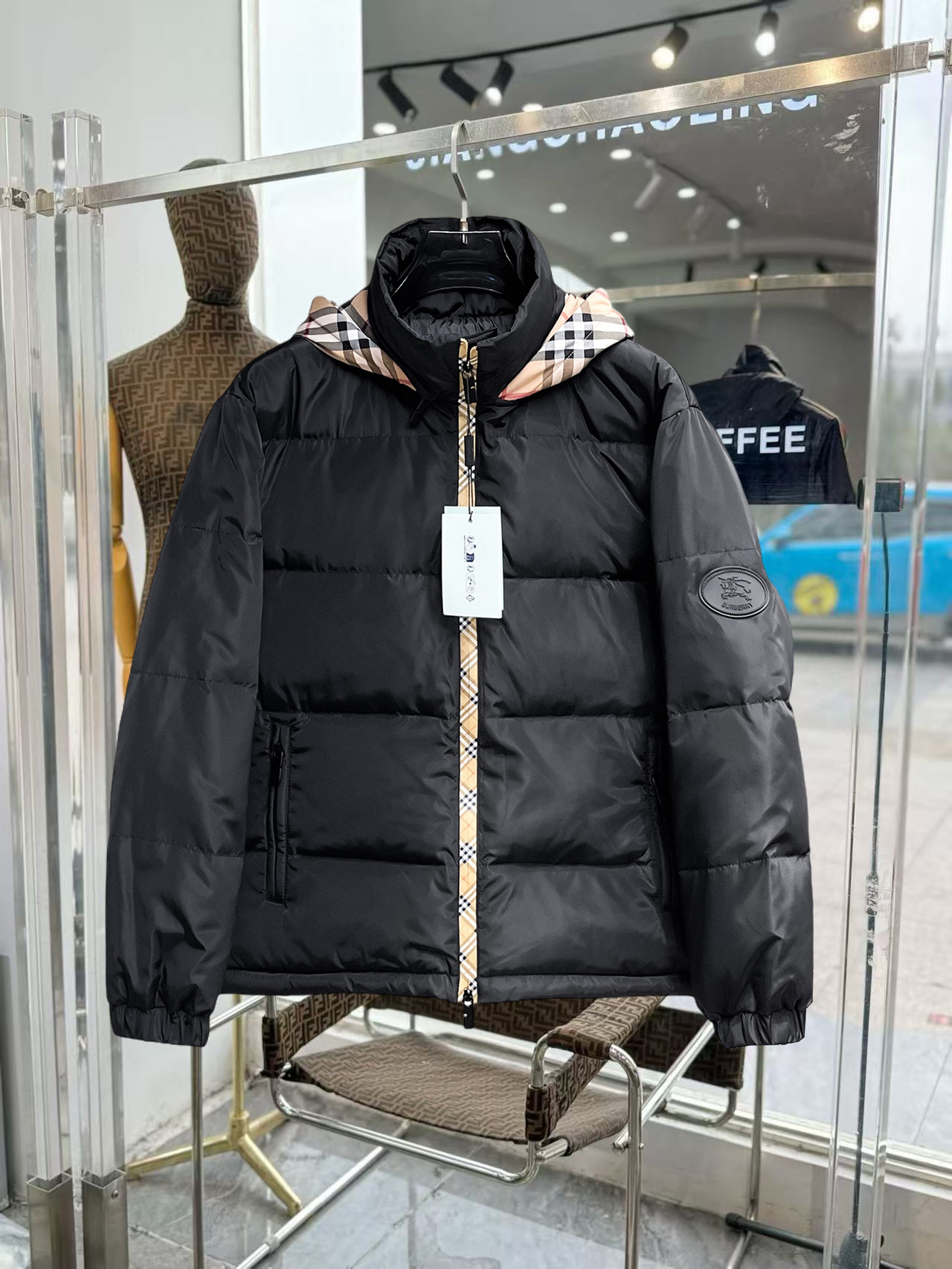 NO:712289,Support replacement after the year!  Burberry's new spring and winter down jacket. This is known as the most expensive down jacket in the industry, all 90 down. It has a classic logo combination, and it is full of visual impact at first sight. It has better thermal insulation performance, is light and not heavy, and has good loft recovery after compression, and it can gather heat and lock in temperature!  Personalized color matching design, fresh and energetic!  There are too many versions circulating in the market. In addition to the different fabrics and workmanship, the biggest difference is that the filling is not goose down at all but feather silk or velvet, etc., and it is not easy to distinguish for those who don’t understand. In addition, the fabrics and workmanship are definitely not of the same level. In short, look for us and you will never go astray. All the exclusive full colors are purchased from genuine development. If you understand the quality of our down jackets, you can safely recommend it with your eyes closed. The three standards are complete!  Uniform series for men and women!  Size M-3XL. Maximum wear is 195 pounds.,,burberry,down jacket,19860909支持年后退换！ 巴宝莉 春冬新款羽绒服.这款号称羽绒服届最贵的,全部90绒的.带着经典的Logo组合搭配,第一眼看到就是满满的视觉冲击,保暖性能更出色,轻便不厚重,且压缩后的蓬松度恢复性好,聚热锁温！个性的拼色设计,清新有活力！市面流通的版本实在太多了,除了面料做工不同外,最大的区别就是填充物根本不是鹅绒而是羽丝或手感绒等等,而不懂的根本不容易区分.另外面料和做工也绝对不是一个级别,总之认准我们,让你绝对不跑偏,独家全色全部购入正版开发,懂我们家羽绒服质量的,完全可以放心闭眼推.三标齐全！男女同款系列！码数M-3XL.最大穿到195斤.,,burberry,down jacket,,Men's clothing