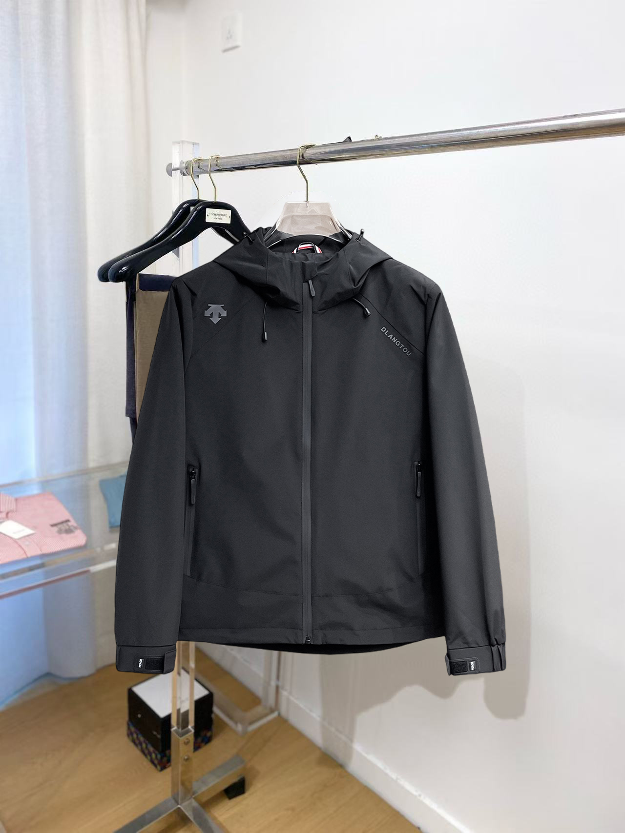NO:773927,Descente 2026 spring new men's jacket, original three-standard high-end version!  Custom-made fabrics at the counter are highly breathable and comfortable, with impeccable details, brand element design concepts, and professional purchase-level reflection of high quality. It feels delicate and soft!  It presents a casual cut and the upper body shape is awesome!  Size M～XXXL,,jackets & coats,jackets & coats,19860909迪桑特 2026春季新款男士夹克外套,原单三标齐全高端版本！专柜定制面料 透气舒适度高,细节无可挑剔,品牌元素设计理念,专业代购级体现高品质.手感细腻柔软！呈现休闲裁剪,上身版型超赞！码数M～XXXL,,jackets & coats,jackets & coats,,Men's clothing