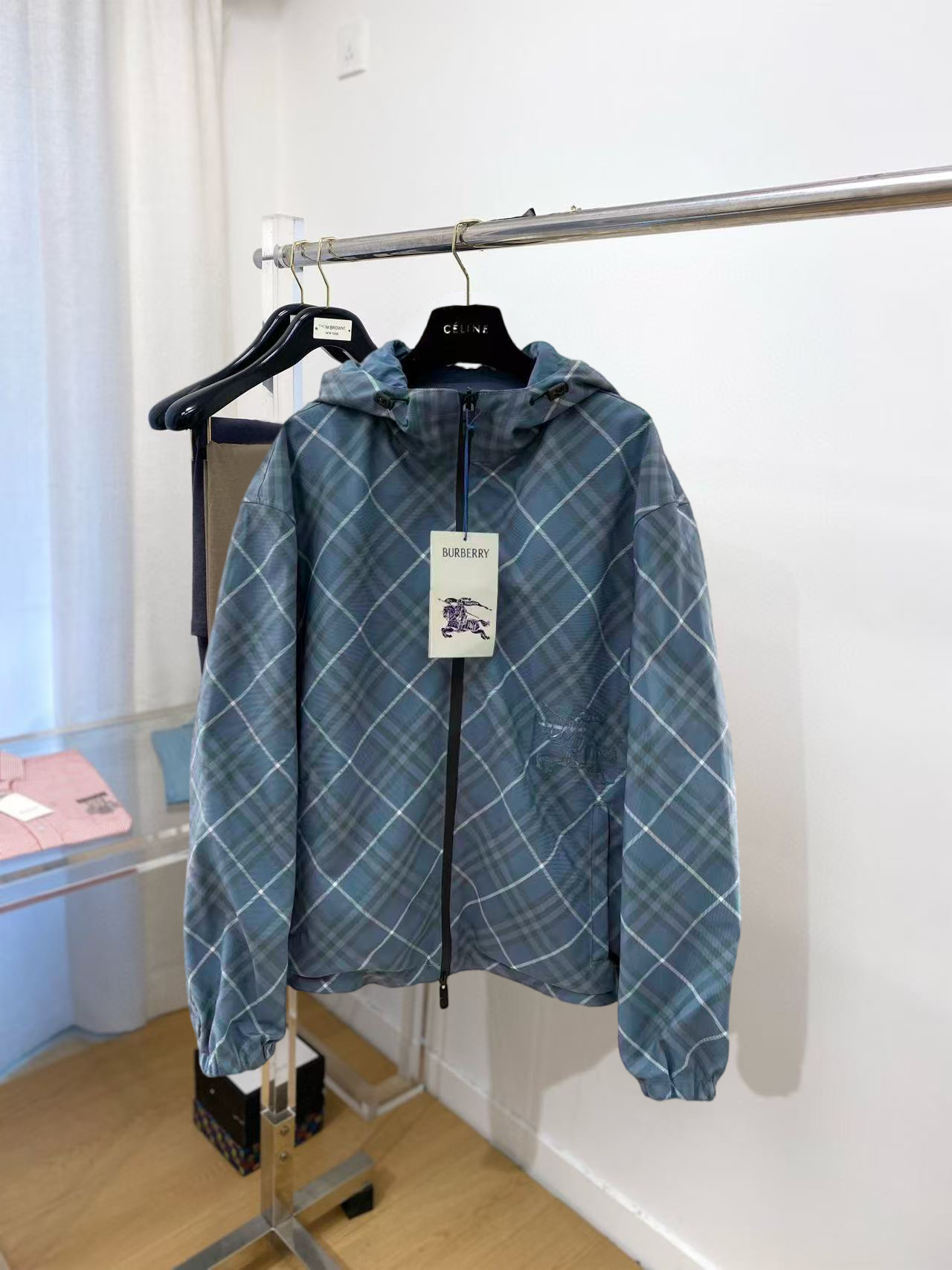 NO:773925,-BBR's new reversible plaid jacket. This lightweight twill jacket not only incorporates the brand's iconic Bur plaid elements, but also cleverly incorporates the Equestrian Knight logo (EKD) applique design, making every turn the focus of attention.  The biggest highlight of the jacket is its unique reversible design. One side is the classic Bur plaid pattern, with delicate weaving and sharp color contrast, highlighting the brand's unique charm and extraordinary taste; the other side is made of solid color and embellished with exquisite EKD appliqués, which is simple yet stylish, showing a low-key and luxurious fashion attitude. No matter which side it is on, it can easily control various occasions and meet different dressing needs.  This jacket adopts a loose and comfortable casual design, with a drawstring hood and hem. The tightness can be adjusted freely according to personal preferences to create an exclusive wearing experience. At the same time, the design of zipper side pockets on both sides and snap-button pockets on the back are both practical and beautiful. They are convenient for storing personal belongings and also add a sense of layering to the overall look.  The elastic cuffs are designed to fit the wrist line, effectively preventing wind and warmth without losing flexibility. The carefully decorated Equestrian Knight logo (EKD) appliques on both sides pay tribute and inheritance to the brand's history and tradition. Every detail reveals the craftsman's exquisite craftsmanship and the brand's profound heritage. This double-sided plaid jacket is undoubtedly a must-have choice in the wardrobe. Size M-3XL,,burberry,jackets & coats,hats,19860909-BBR 新款双面两穿格纹外套,这款轻盈斜纹外套,不仅融合了品牌标志性的Bur格纹元素,更巧妙融入马术骑士徽标(EKD)贴花设计,让每一次转身都成为瞩目的焦点. 外套的最大亮点在于其独特的双面两穿设计.一面是经典的Bur格纹,以细腻的织法与鲜明的色彩对比,彰显品牌的独特魅力与不凡品味；另一面则以纯色为底,点缀以精致的马术骑士徽标(EKD)贴花,简约而不失格调,展现低调奢华的时尚态度.无论是哪一面,都能轻松驾驭各种场合,满足不同的穿搭需求. 此款外套采用宽松舒适的休闲版型设计,搭配抽绳式连帽与衣摆,可根据个人喜好自由调节松紧度,打造专属的穿着体验.同时,两侧拉链侧袋与反面按扣口袋的设计,既实用又美观,方便存放随身物品的同时,也为整体造型增添了几分层次感. 弹性袖口设计贴合手腕线条,有效防风保暖又不失灵活性.两侧精心装饰的马术骑士徽标(EKD)贴花,则是对品牌历史与传统的致敬与传承,每一处细节都透露着匠人的精湛工艺与品牌的深厚底蕴,这款双面两穿格纹外套无疑是衣橱中的必备之选. 码数M-3XL,,burberry,jackets & coats,hats,,Men's clothing