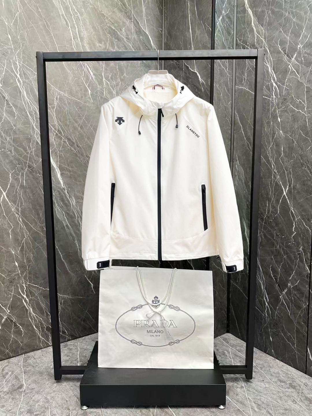 NO:757468,Descente 2026 spring new men's jacket, original three-standard high-end version!  Custom-made fabrics at the counter are highly breathable and comfortable, with impeccable details, brand element design concepts, and professional purchase-level reflection of high quality. It feels delicate and soft!  It presents a casual cut and the upper body shape is awesome!  Size M～XXXL,,jackets & coats,jackets & coats,19860909迪桑特 2026春季新款男士夹克外套,原单三标齐全高端版本！专柜定制面料 透气舒适度高,细节无可挑剔,品牌元素设计理念,专业代购级体现高品质.手感细腻柔软！呈现休闲裁剪,上身版型超赞！码数M～XXXL,,jackets & coats,jackets & coats,,Men's clothing