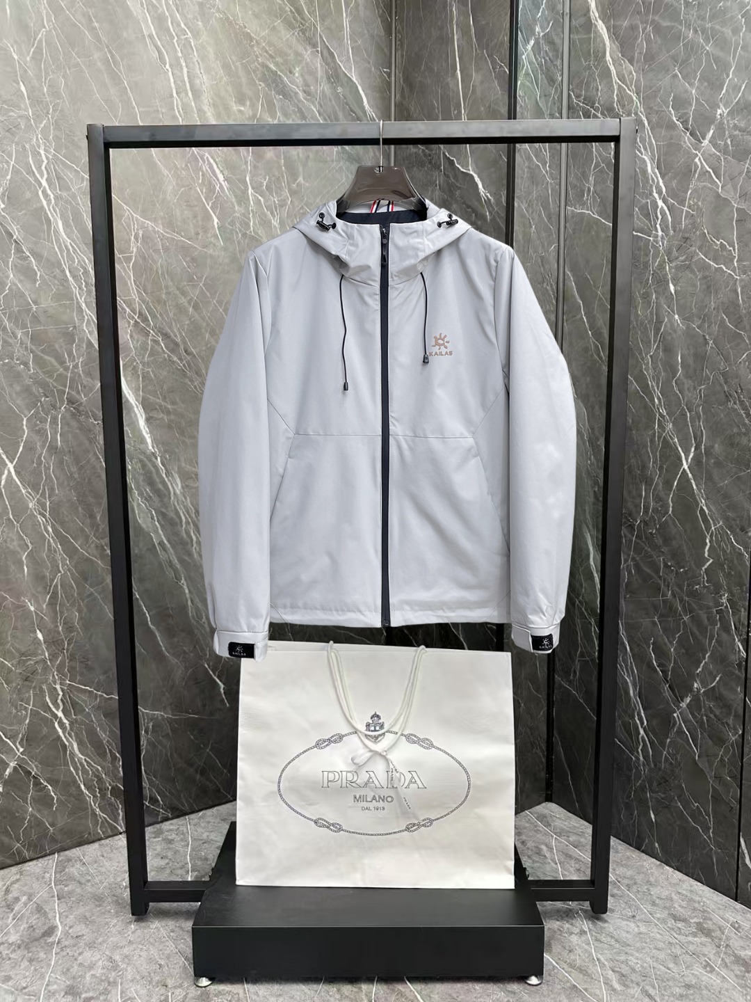 NO:757480,Kaileshi 2026 spring new men's jacket, original three-standard high-end version!  Custom-made fabrics at the counter are highly breathable and comfortable, with impeccable details, brand element design concepts, and professional purchase-level reflection of high quality. It feels delicate and soft!  It presents a casual cut and the upper body shape is awesome!  Size M～XXXL,,jackets & coats,jackets & coats,19860909凯乐石 2026春季新款男士夹克外套,原单三标齐全高端版本！专柜定制面料 透气舒适度高,细节无可挑剔,品牌元素设计理念,专业代购级体现高品质.手感细腻柔软！呈现休闲裁剪,上身版型超赞！码数M～XXXL,,jackets & coats,jackets & coats,,Men's clothing