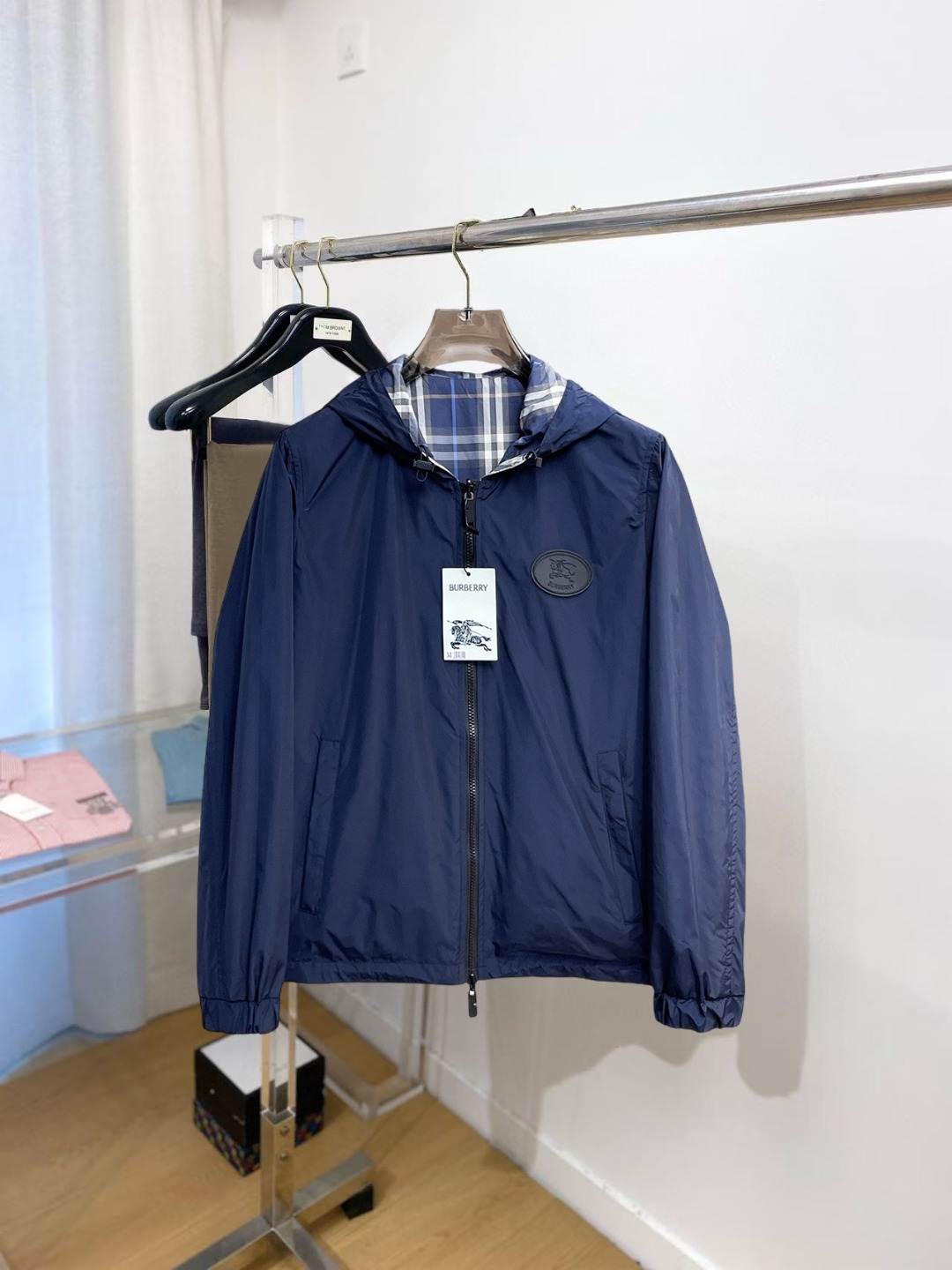 NO:773933,Burberry 2026 spring new men's jacket, original three-standard high-end version!  Custom-made fabrics at the counter are highly breathable and comfortable, with impeccable details, brand element design concepts, and professional purchase-level reflection of high quality. It feels delicate and soft!  It presents a casual cut and the upper body shape is awesome!  Size M～XXXL,,burberry,jackets & coats,jackets & coats,19860909巴宝莉 2026春季新款男士夹克外套,原单三标齐全高端版本！专柜定制面料 透气舒适度高,细节无可挑剔,品牌元素设计理念,专业代购级体现高品质.手感细腻柔软！呈现休闲裁剪,上身版型超赞！码数M～XXXL,,burberry,jackets & coats,jackets & coats,,Men's clothing