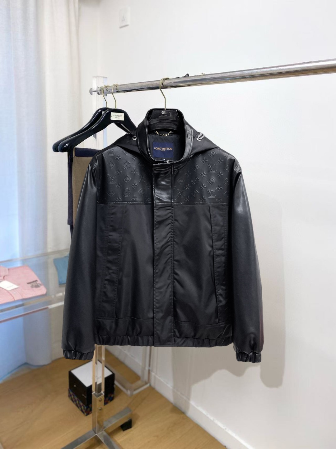 NO:773938,LV 2026 spring new men's jacket, original three-standard high-end version!  Custom-made fabrics at the counter are highly breathable and comfortable, with impeccable details, brand element design concepts, and professional purchase-level reflection of high quality. It feels delicate and soft!  It presents a casual cut and the upper body shape is awesome!  Size M～XXXL,,louis vuitton,jackets & coats,jackets & coats,19860909Lv 2026春季新款男士夹克外套,原单三标齐全高端版本！专柜定制面料 透气舒适度高,细节无可挑剔,品牌元素设计理念,专业代购级体现高品质.手感细腻柔软！呈现休闲裁剪,上身版型超赞！码数M～XXXL,,louis vuitton,jackets & coats,jackets & coats,,Men's clothing