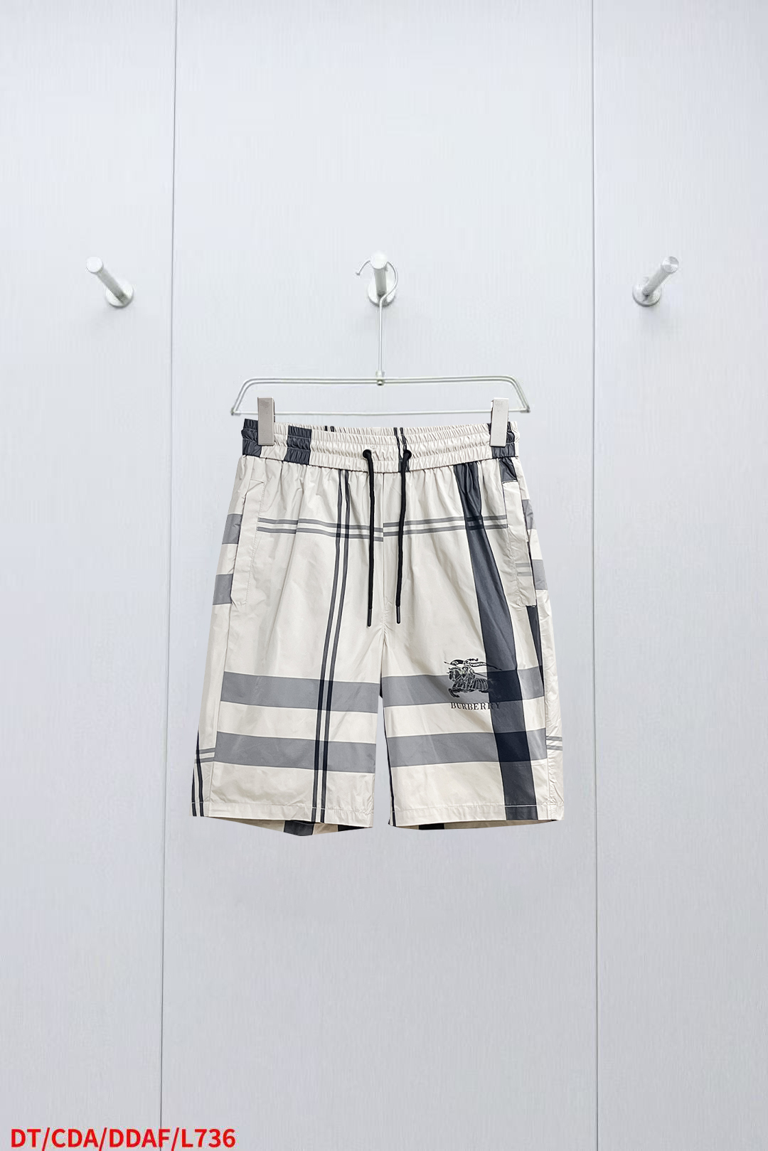 NO:848415,Burberry 2026 summer new original counter casual shorts, luxury classic brand original LOGO accessories, counter best-selling model. Very comfortable to wear, low-key yet luxurious, very classy to wear. Needless to say the trousers style and tailoring. The upper body is exquisite and high-end, first-class and top-quality materials. Really palace-level casual pants. The cotton of Turkey is selected for its outstanding quality. After heavy washing, the pants are very soft!  Don't be picky. The upper body is absolutely stylish and extremely luxurious. Please quote your height and weight when ordering sizes M-3XL.,,burberry,shorts,19860909巴宝莉 2026夏季新款原单专柜休闲短裤,奢华经典品牌原版LOGO配饰 专柜热销款 身穿着非常舒适 低调不失奢华 穿出去非常有档次 裤型款式和裁剪亦无需多言 上身精致跃然高档一等一顶级质料 真正殿堂级的休闲裤 选用土耳其的棉花品质卓然,经过重水洗使得裤子很柔软！不挑人 上身绝对的有型 极度奢华. 尺码M-3XL下单报身高体重.,,burberry,shorts,,Men's clothing