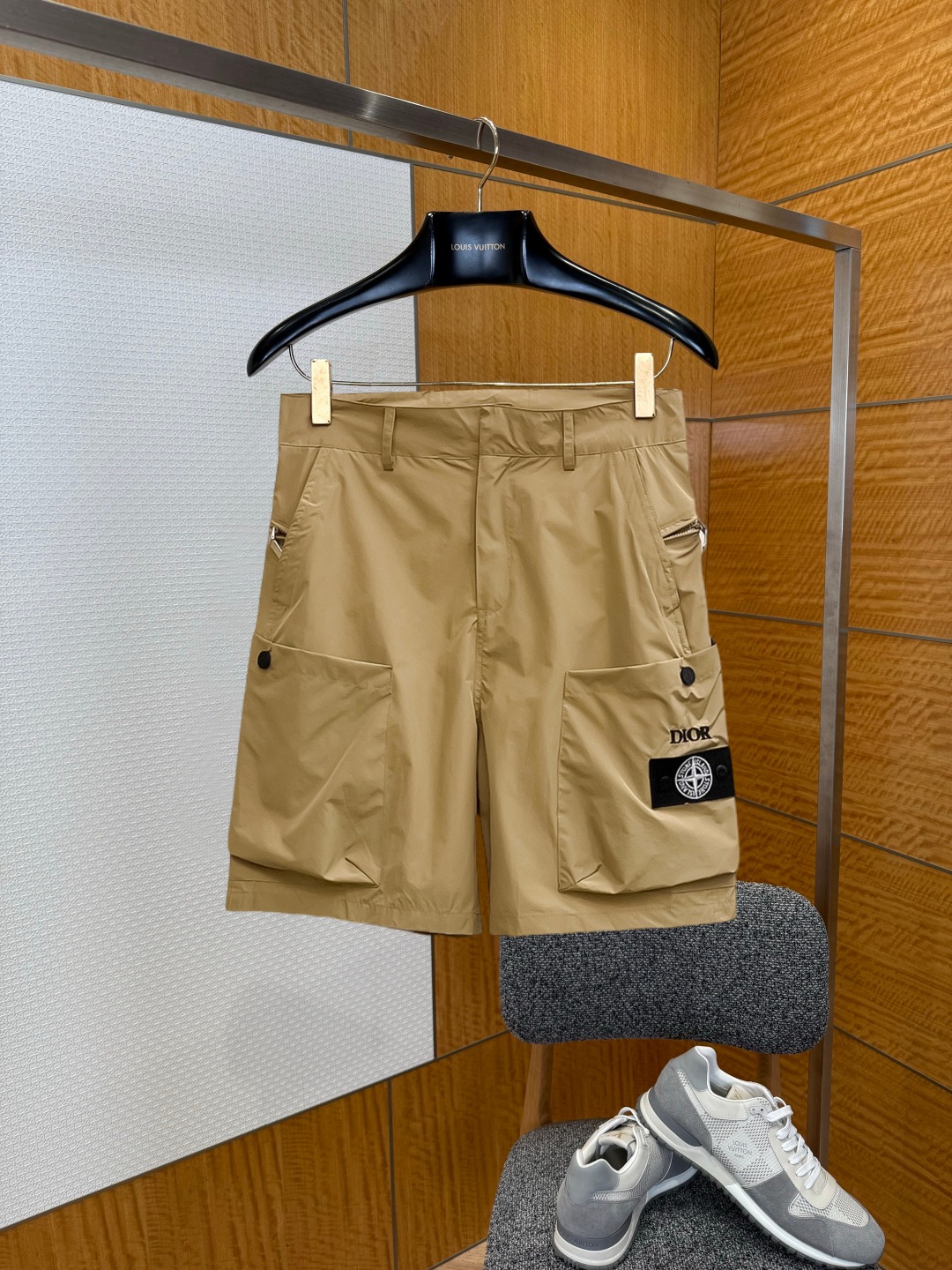 NO:929527,Dior's new 2026 summer original counter casual shorts, luxury classic brand original LOGO accessories, counter best-selling style, very comfortable to wear, low-key yet luxurious, very classy to wear. Needless to say the trousers style and tailoring, the upper body is exquisite and high-end, first-class and top-quality materials. Really palace-level casual pants. The cotton of Turkey is selected for its outstanding quality. After heavy washing, the pants are very soft!  Don't be picky. The upper body is absolutely stylish and extremely luxurious. Please state your height and weight when placing an order for sizes M-3XL.,,dior,shorts,19860909迪奥 2026夏季新款原单专柜休闲短裤,奢华经典品牌原版LOGO配饰 专柜热销款 身穿着非常舒适 低调不失奢华 穿出去非常有档次 裤型款式和裁剪亦无需多言 上身精致跃然高档一等一顶级质料 真正殿堂级的休闲裤 选用土耳其的棉花品质卓然,经过重水洗使得裤子很柔软！不挑人 上身绝对的有型 极度奢华. 尺码M-3XL下单报身高体重.,,dior,shorts,,Men's clothing