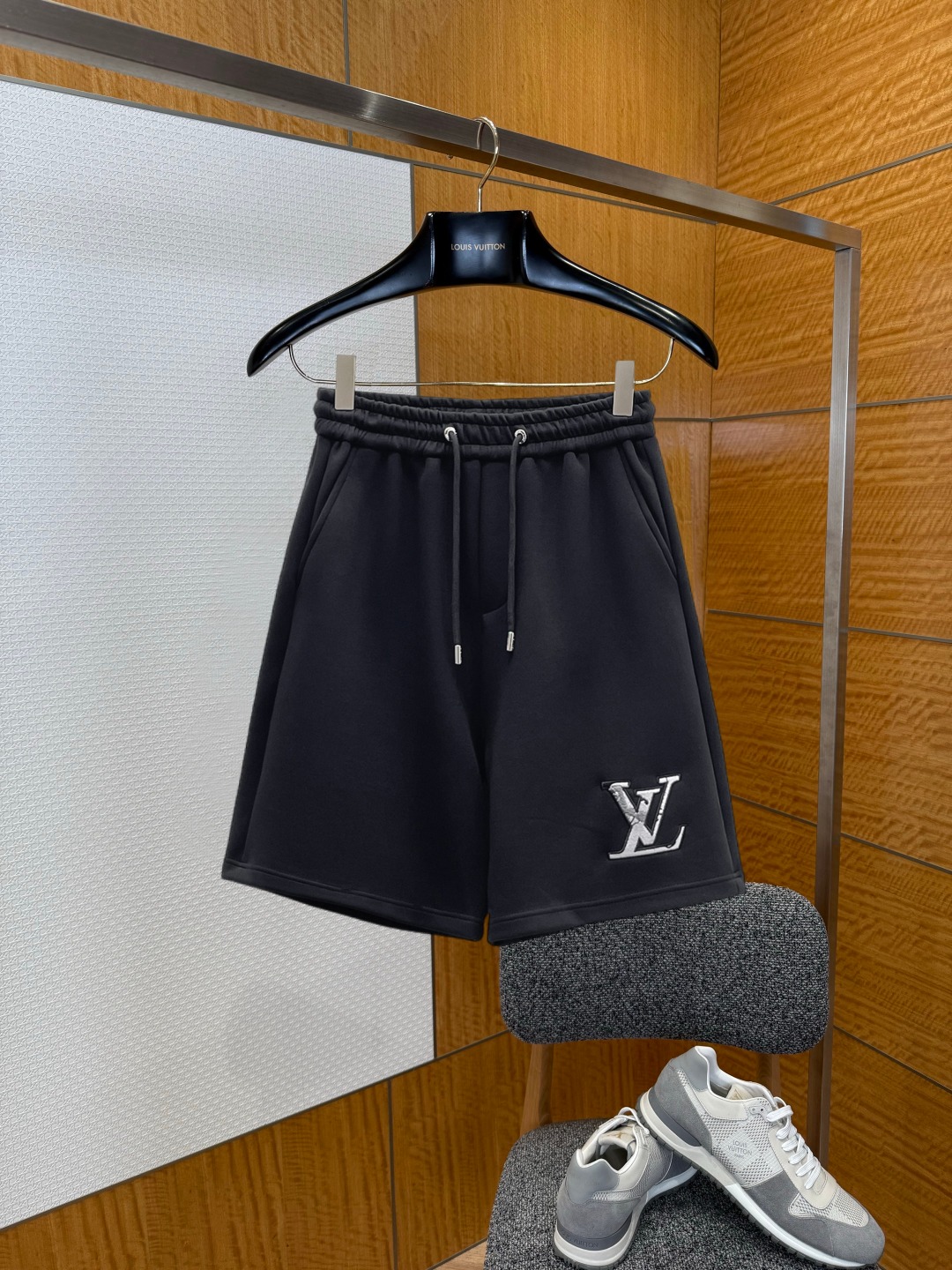 NO:929535,Lv 2026 summer new original counter casual shorts, luxury classic brand original LOGO accessories, counter best-selling style, very comfortable to wear, low-key yet luxurious, very classy to wear. Needless to say, the trousers style and tailoring. The upper body is exquisite and high-end, first-class and top-quality materials. Really palace-level casual pants. The cotton of Türkiye is of outstanding quality. After heavy washing, the pants are very soft!  Don't be picky. The upper body is absolutely stylish and extremely luxurious. Please quote your height and weight when ordering sizes M-3XL.,,louis vuitton,shorts,19860909Lv 2026夏季新款原单专柜休闲短裤,奢华经典品牌原版LOGO配饰 专柜热销款 身穿着非常舒适 低调不失奢华 穿出去非常有档次 裤型款式和裁剪亦无需多言 上身精致跃然高档一等一顶级质料 真正殿堂级的休闲裤 选用土耳其的棉花品质卓然,经过重水洗使得裤子很柔软！不挑人 上身绝对的有型 极度奢华. 尺码M-3XL下单报身高体重.,,louis vuitton,shorts,,Men's clothing