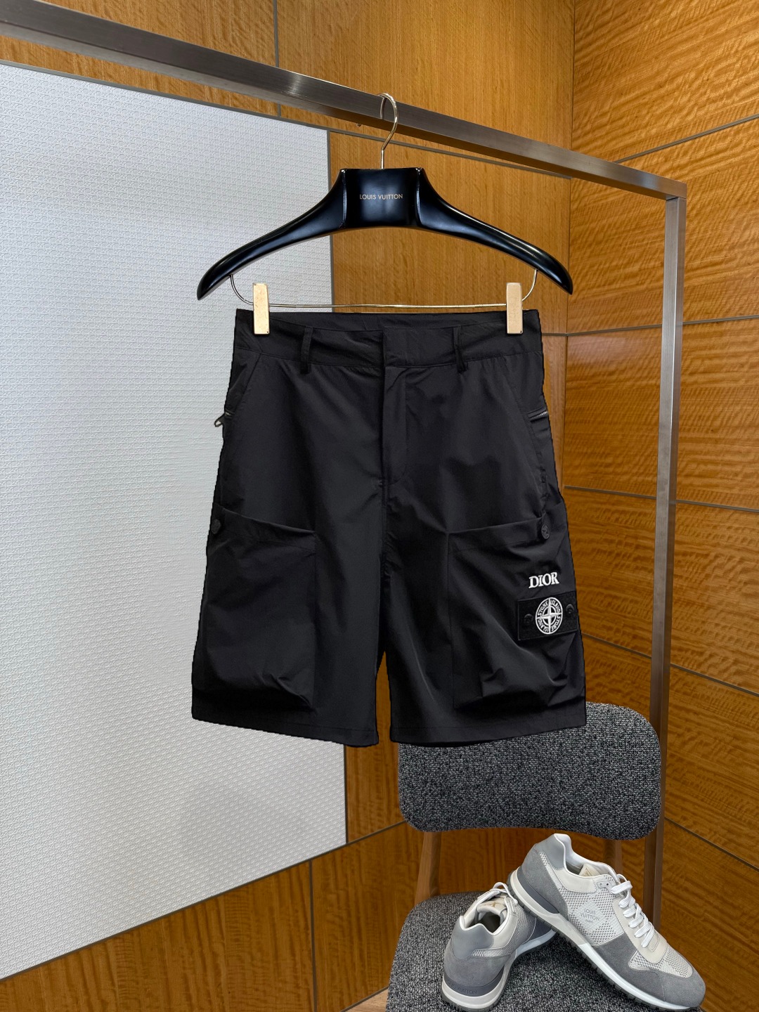 NO:929543,Dior's new 2026 summer original counter casual shorts, luxury classic brand original LOGO accessories, counter best-selling style, very comfortable to wear, low-key yet luxurious, very classy to wear. Needless to say the trousers style and tailoring, the upper body is exquisite and high-end, first-class and top-quality materials. Really palace-level casual pants. The cotton of Turkey is selected for its outstanding quality. After heavy washing, the pants are very soft!  Don't be picky. The upper body is absolutely stylish and extremely luxurious. Please state your height and weight when placing an order for sizes M-3XL.,,dior,shorts,19860909迪奥 2026夏季新款原单专柜休闲短裤,奢华经典品牌原版LOGO配饰 专柜热销款 身穿着非常舒适 低调不失奢华 穿出去非常有档次 裤型款式和裁剪亦无需多言 上身精致跃然高档一等一顶级质料 真正殿堂级的休闲裤 选用土耳其的棉花品质卓然,经过重水洗使得裤子很柔软！不挑人 上身绝对的有型 极度奢华. 尺码M-3XL下单报身高体重.,,dior,shorts,,Men's clothing