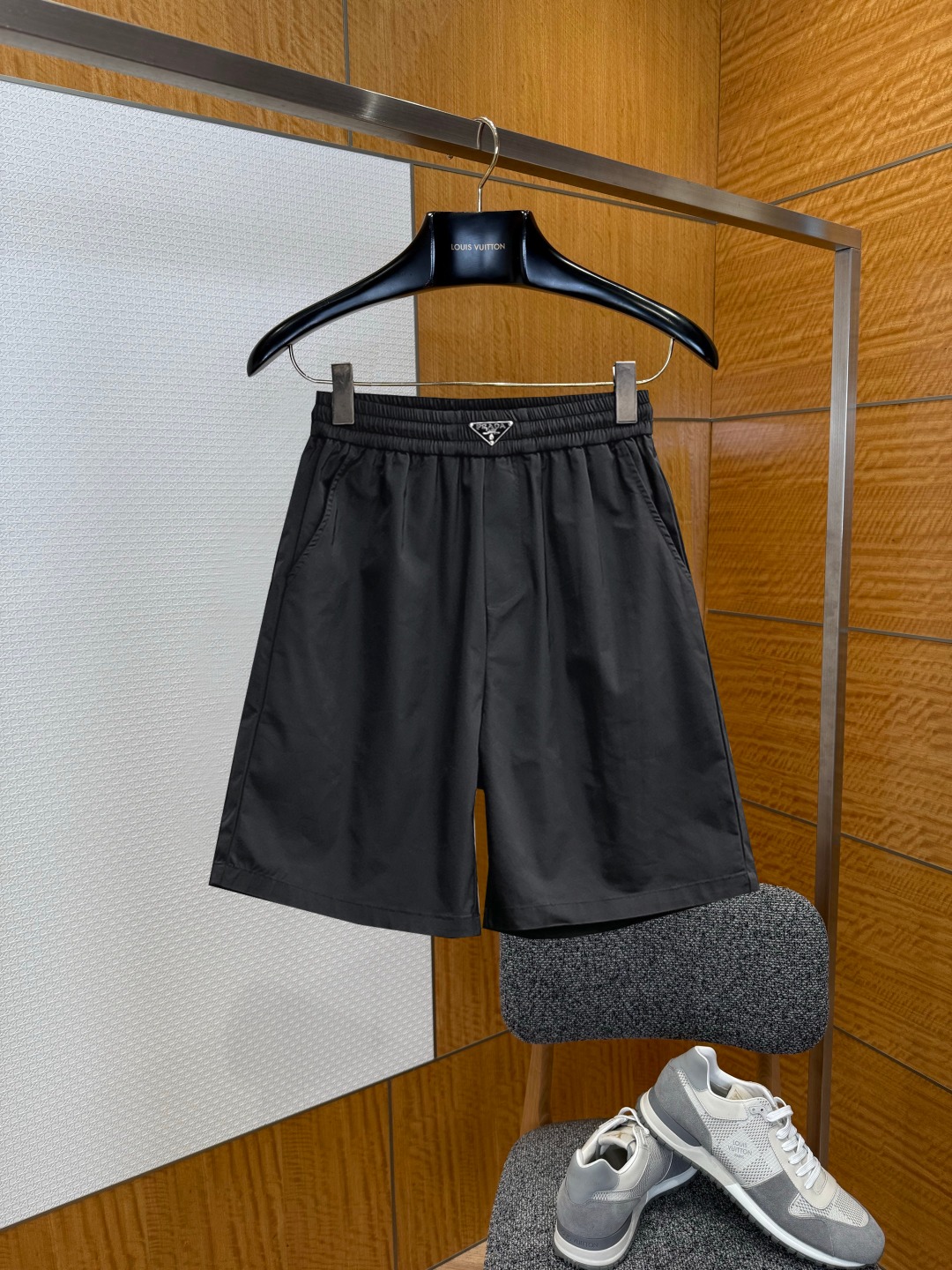 NO:929550,Prada 2026 new summer original counter casual shorts, luxury classic brand original LOGO accessories, counter best-selling model. Very comfortable to wear, low-key yet luxurious, very classy to wear. Needless to say the trousers style and cut. The upper body is exquisite and high-end, first-class and top-quality materials. Really palace-level casual pants. The cotton of Turkey is selected for its outstanding quality. After heavy washing, the pants are very soft!  Don't be picky. The upper body is absolutely stylish and extremely luxurious. Please quote your height and weight when ordering sizes M-3XL.,,prada,shorts,19860909普拉达 2026夏季新款原单专柜休闲短裤,奢华经典品牌原版LOGO配饰 专柜热销款 身穿着非常舒适 低调不失奢华 穿出去非常有档次 裤型款式和裁剪亦无需多言 上身精致跃然高档一等一顶级质料 真正殿堂级的休闲裤 选用土耳其的棉花品质卓然,经过重水洗使得裤子很柔软！不挑人 上身绝对的有型 极度奢华. 尺码M-3XL下单报身高体重.,,prada,shorts,,Men's clothing