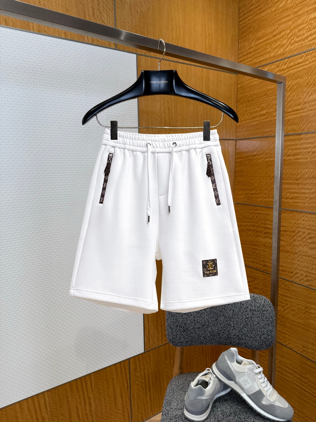 NO:929558,Lv 2026 summer new original counter casual shorts, luxury classic brand original LOGO accessories, counter best-selling style, very comfortable to wear, low-key yet luxurious, very classy to wear. Needless to say, the trousers style and tailoring. The upper body is exquisite and high-end, first-class and top-quality materials. Really palace-level casual pants. The cotton of Türkiye is of outstanding quality. After heavy washing, the pants are very soft!  Don't be picky. The upper body is absolutely stylish and extremely luxurious. Please quote your height and weight when ordering sizes M-3XL.,,louis vuitton,shorts,19860909Lv 2026夏季新款原单专柜休闲短裤,奢华经典品牌原版LOGO配饰 专柜热销款 身穿着非常舒适 低调不失奢华 穿出去非常有档次 裤型款式和裁剪亦无需多言 上身精致跃然高档一等一顶级质料 真正殿堂级的休闲裤 选用土耳其的棉花品质卓然,经过重水洗使得裤子很柔软！不挑人 上身绝对的有型 极度奢华. 尺码M-3XL下单报身高体重.,,louis vuitton,shorts,,Men's clothing