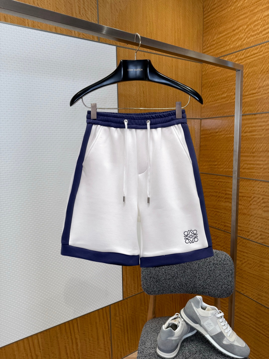 NO:929563,Loewe's 2026 summer new original counter casual shorts, luxury classic brand original LOGO accessories, counter best-selling model. Very comfortable to wear, low-key yet luxurious, very classy to wear. Needless to say the trousers style and tailoring. The upper body is exquisite and high-end, first-class and top-quality materials. Really palace-level casual pants. The cotton of Turkey is selected for its outstanding quality. After heavy washing, the pants are very soft!  Don't be picky, the upper body is absolutely stylish and extremely luxurious. Please quote your height and weight when ordering sizes M-3XL.,,loewe,shorts,19860909罗意威 2026夏季新款原单专柜休闲短裤,奢华经典品牌原版LOGO配饰 专柜热销款 身穿着非常舒适 低调不失奢华 穿出去非常有档次 裤型款式和裁剪亦无需多言 上身精致跃然高档一等一顶级质料 真正殿堂级的休闲裤 选用土耳其的棉花品质卓然,经过重水洗使得裤子很柔软！不挑人 上身绝对的有型 极度奢华. 尺码M-3XL下单报身高体重.,,loewe,shorts,,Men's clothing