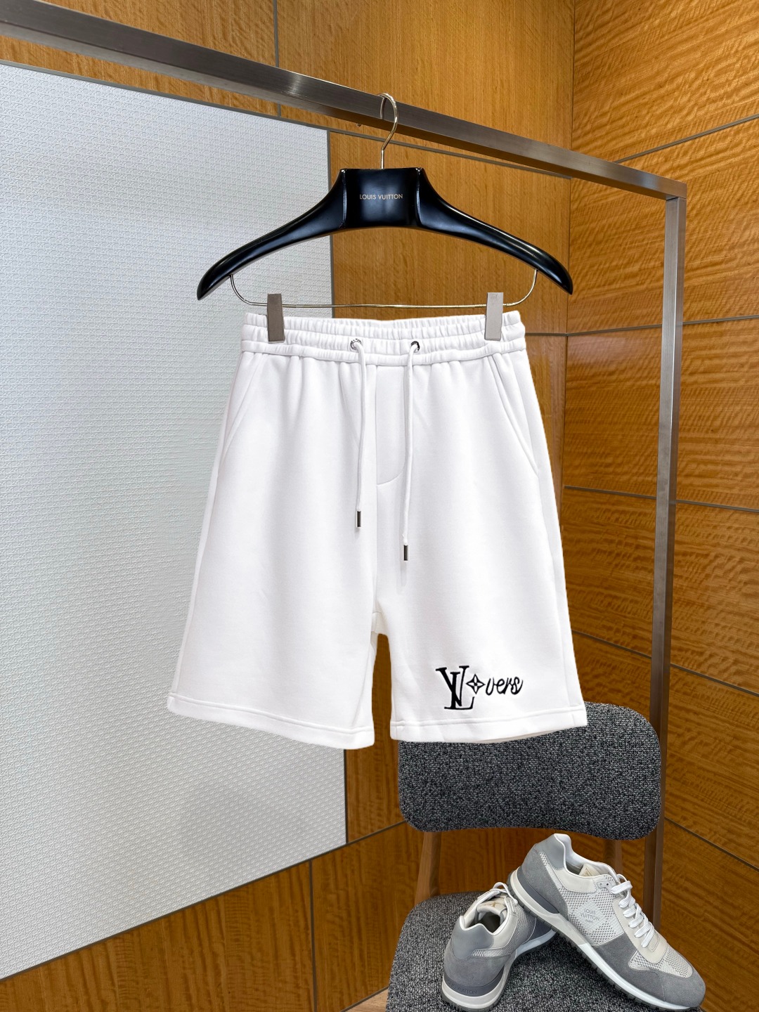 NO:929570,Lv 2026 summer new original counter casual shorts, luxury classic brand original LOGO accessories, counter best-selling style, very comfortable to wear, low-key yet luxurious, very classy to wear. Needless to say, the trousers style and tailoring. The upper body is exquisite and high-end, first-class and top-quality materials. Really palace-level casual pants. The cotton of Türkiye is of outstanding quality. After heavy washing, the pants are very soft!  Don't be picky. The upper body is absolutely stylish and extremely luxurious. Please quote your height and weight when ordering sizes M-3XL.,,louis vuitton,shorts,19860909Lv 2026夏季新款原单专柜休闲短裤,奢华经典品牌原版LOGO配饰 专柜热销款 身穿着非常舒适 低调不失奢华 穿出去非常有档次 裤型款式和裁剪亦无需多言 上身精致跃然高档一等一顶级质料 真正殿堂级的休闲裤 选用土耳其的棉花品质卓然,经过重水洗使得裤子很柔软！不挑人 上身绝对的有型 极度奢华. 尺码M-3XL下单报身高体重.,,louis vuitton,shorts,,Men's clothing