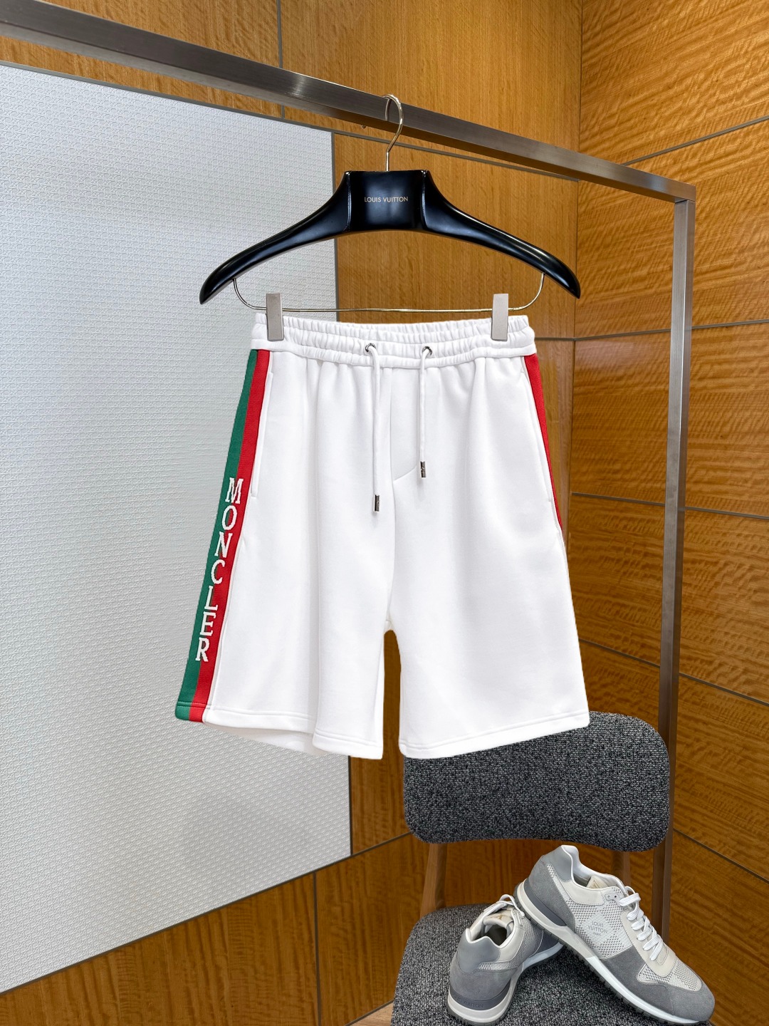 NO:929577,Mengkou 2026 summer new original counter casual shorts, luxury classic brand original LOGO accessories, counter best-selling style, very comfortable to wear, low-key yet luxurious, very classy to wear. Needless to say the trousers style and tailoring, the upper body is exquisite and high-end, first-class and top-quality materials. Really palace-level casual pants. The cotton of Turkey is selected for its outstanding quality. After heavy washing, the pants are very soft!  Don't be picky. The upper body is absolutely stylish and extremely luxurious. Please state your height and weight when ordering sizes M-3XL.,,Moncler,shorts,19860909蒙口 2026夏季新款原单专柜休闲短裤,奢华经典品牌原版LOGO配饰 专柜热销款 身穿着非常舒适 低调不失奢华 穿出去非常有档次 裤型款式和裁剪亦无需多言 上身精致跃然高档一等一顶级质料 真正殿堂级的休闲裤 选用土耳其的棉花品质卓然,经过重水洗使得裤子很柔软！不挑人 上身绝对的有型 极度奢华. 尺码M-3XL下单报身高体重.,,Moncler,shorts,,Men's clothing