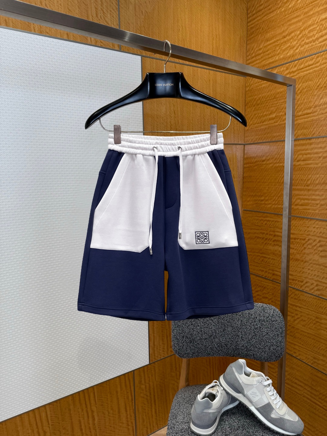 NO:929583,Loewe's 2026 summer new original counter casual shorts, luxury classic brand original LOGO accessories, counter best-selling model. Very comfortable to wear, low-key yet luxurious, very classy to wear. Needless to say the trousers style and tailoring. The upper body is exquisite and high-end, first-class and top-quality materials. Really palace-level casual pants. The cotton of Turkey is selected for its outstanding quality. After heavy washing, the pants are very soft!  Don't be picky, the upper body is absolutely stylish and extremely luxurious. Please quote your height and weight when ordering sizes M-3XL.,,loewe,shorts,19860909罗意威 2026夏季新款原单专柜休闲短裤,奢华经典品牌原版LOGO配饰 专柜热销款 身穿着非常舒适 低调不失奢华 穿出去非常有档次 裤型款式和裁剪亦无需多言 上身精致跃然高档一等一顶级质料 真正殿堂级的休闲裤 选用土耳其的棉花品质卓然,经过重水洗使得裤子很柔软！不挑人 上身绝对的有型 极度奢华. 尺码M-3XL下单报身高体重.,,loewe,shorts,,Men's clothing