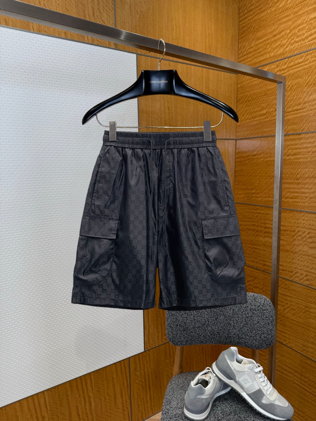 NO:929589,Gucci 2026 summer new original counter casual shorts, luxury classic brand original LOGO accessories, counter best-selling style. Very comfortable to wear, low-key yet luxurious, very classy to wear. Needless to say the trousers style and tailoring. The upper body is exquisite and high-end, first-class and top-quality materials. Really palace-level casual pants. The cotton of Turkey is selected for its outstanding quality. After heavy washing, the pants are very soft!  Don't be picky. The upper body is absolutely stylish and extremely luxurious. Please state your height and weight when placing an order for sizes M-3XL.,,shorts,19860909古奇 2026夏季新款原单专柜休闲短裤,奢华经典品牌原版LOGO配饰 专柜热销款 身穿着非常舒适 低调不失奢华 穿出去非常有档次 裤型款式和裁剪亦无需多言 上身精致跃然高档一等一顶级质料 真正殿堂级的休闲裤 选用土耳其的棉花品质卓然,经过重水洗使得裤子很柔软！不挑人 上身绝对的有型 极度奢华. 尺码M-3XL下单报身高体重.,,shorts,,Men's clothing