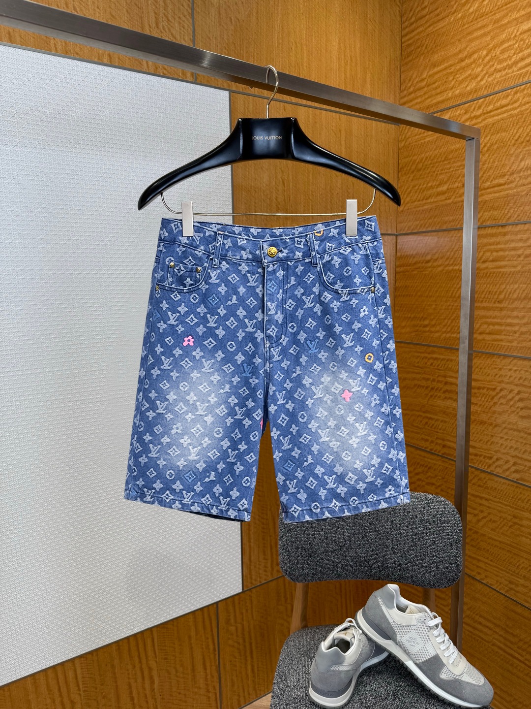 NO:929531,LV 2026 new summer men's denim shorts, heavy craftsmanship, advanced custom fabrics, breathable fabrics, extremely breathable, elastic and comfortable, impeccable details, top accessories, original logo design concept, delicate and soft feel!  The upper body shape is awesome!  Size M-3XL,,louis vuitton,shorts,19860909LV 2026夏季新款男士牛仔短裤,重工艺高级定制面料透气面料 透气弹力舒适度极高,细节无可挑剔,顶级辅料配备,原版logo设计理念,手感细腻柔软！上身版型超赞！尺码M-3XL,,louis vuitton,shorts,,Men's clothing