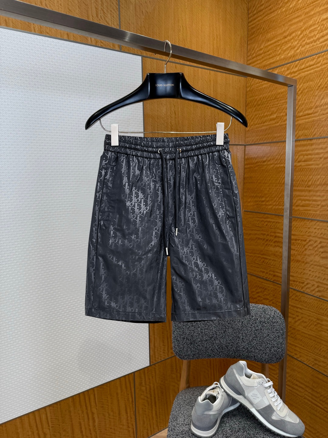NO:929539,Dior's new 2026 summer original counter casual shorts, luxury classic brand original LOGO accessories, counter best-selling style, very comfortable to wear, low-key yet luxurious, very classy to wear. Needless to say the trousers style and tailoring, the upper body is exquisite and high-end, first-class and top-quality materials. Really palace-level casual pants. The cotton of Turkey is selected for its outstanding quality. After heavy washing, the pants are very soft!  Don't be picky. The upper body is absolutely stylish and extremely luxurious. Please state your height and weight when placing an order for sizes M-3XL.,,dior,shorts,19860909迪奥 2026夏季新款原单专柜休闲短裤,奢华经典品牌原版LOGO配饰 专柜热销款 身穿着非常舒适 低调不失奢华 穿出去非常有档次 裤型款式和裁剪亦无需多言 上身精致跃然高档一等一顶级质料 真正殿堂级的休闲裤 选用土耳其的棉花品质卓然,经过重水洗使得裤子很柔软！不挑人 上身绝对的有型 极度奢华. 尺码M-3XL下单报身高体重.,,dior,shorts,,Men's clothing