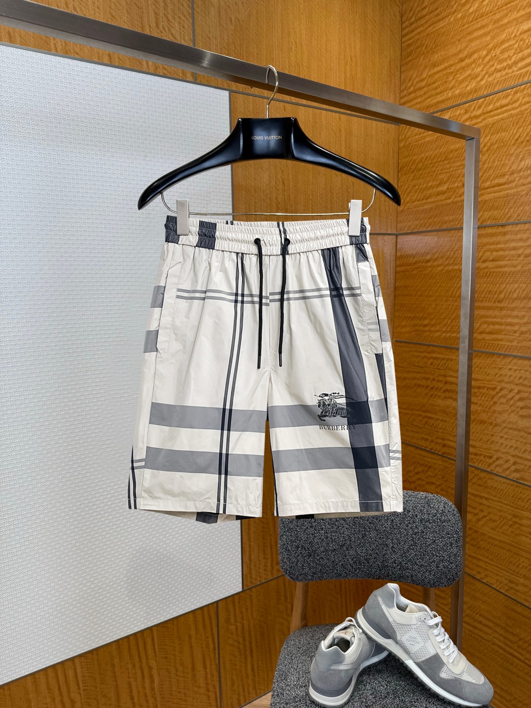 NO:929549,Burberry 2026 summer new original counter casual shorts, luxury classic brand original LOGO accessories, counter best-selling model. Very comfortable to wear, low-key yet luxurious, very classy to wear. Needless to say the trousers style and tailoring. The upper body is exquisite and high-end, first-class and top-quality materials. Really palace-level casual pants. The cotton of Turkey is selected for its outstanding quality. After heavy washing, the pants are very soft!  Don't be picky. The upper body is absolutely stylish and extremely luxurious. Please quote your height and weight when ordering sizes M-3XL.,,burberry,shorts,19860909巴宝莉 2026夏季新款原单专柜休闲短裤,奢华经典品牌原版LOGO配饰 专柜热销款 身穿着非常舒适 低调不失奢华 穿出去非常有档次 裤型款式和裁剪亦无需多言 上身精致跃然高档一等一顶级质料 真正殿堂级的休闲裤 选用土耳其的棉花品质卓然,经过重水洗使得裤子很柔软！不挑人 上身绝对的有型 极度奢华. 尺码M-3XL下单报身高体重.,,burberry,shorts,,Men's clothing