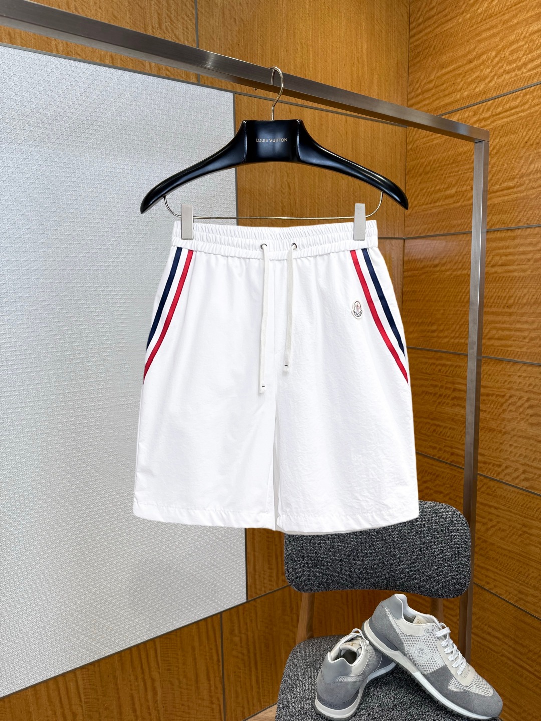 NO:929556,Mengkou 2026 summer new original counter casual shorts, luxury classic brand original LOGO accessories, counter best-selling style, very comfortable to wear, low-key yet luxurious, very classy to wear. Needless to say the trousers style and tailoring, the upper body is exquisite and high-end, first-class and top-quality materials. Really palace-level casual pants. The cotton of Turkey is selected for its outstanding quality. After heavy washing, the pants are very soft!  Don't be picky. The upper body is absolutely stylish and extremely luxurious. Please state your height and weight when ordering sizes M-3XL.,,Moncler,shorts,19860909蒙口 2026夏季新款原单专柜休闲短裤,奢华经典品牌原版LOGO配饰 专柜热销款 身穿着非常舒适 低调不失奢华 穿出去非常有档次 裤型款式和裁剪亦无需多言 上身精致跃然高档一等一顶级质料 真正殿堂级的休闲裤 选用土耳其的棉花品质卓然,经过重水洗使得裤子很柔软！不挑人 上身绝对的有型 极度奢华. 尺码M-3XL下单报身高体重.,,Moncler,shorts,,Men's clothing