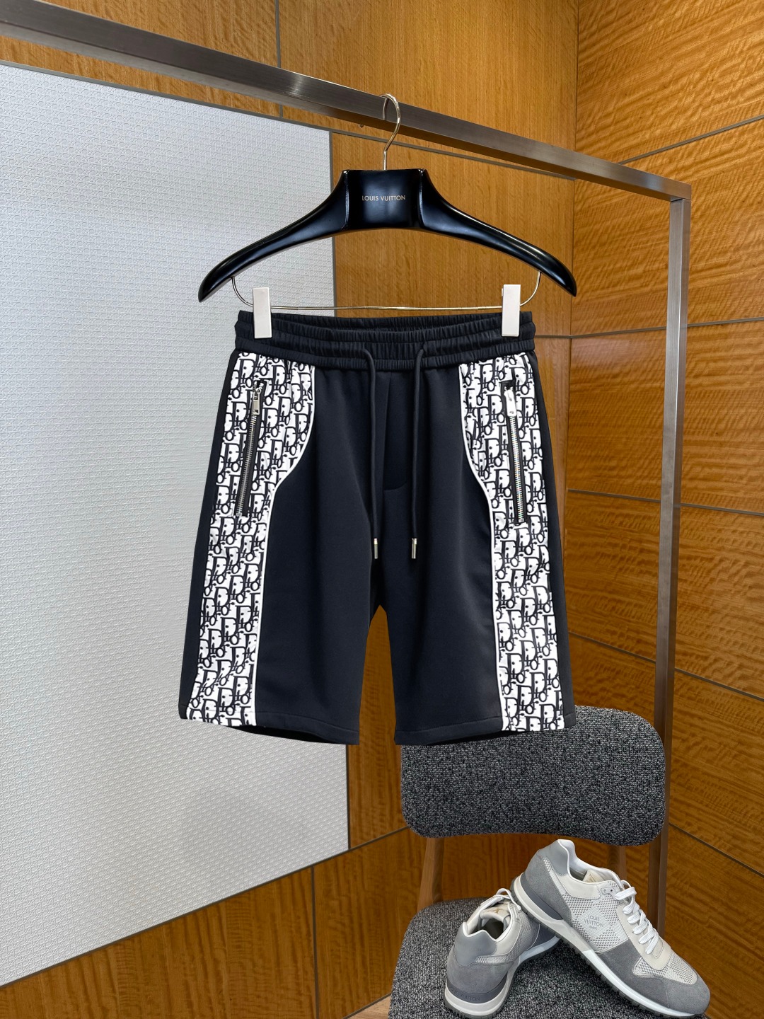 NO:929479,Dior's new 2026 summer original counter casual shorts, luxury classic brand original LOGO accessories, counter best-selling style, very comfortable to wear, low-key yet luxurious, very classy to wear. Needless to say the trousers style and tailoring, the upper body is exquisite and high-end, first-class and top-quality materials. Really palace-level casual pants. The cotton of Turkey is selected for its outstanding quality. After heavy washing, the pants are very soft!  Don't be picky. The upper body is absolutely stylish and extremely luxurious. Please state your height and weight when placing an order for sizes M-3XL.,,dior,shorts,19860909迪奥 2026夏季新款原单专柜休闲短裤,奢华经典品牌原版LOGO配饰 专柜热销款 身穿着非常舒适 低调不失奢华 穿出去非常有档次 裤型款式和裁剪亦无需多言 上身精致跃然高档一等一顶级质料 真正殿堂级的休闲裤 选用土耳其的棉花品质卓然,经过重水洗使得裤子很柔软！不挑人 上身绝对的有型 极度奢华. 尺码M-3XL下单报身高体重.,,dior,shorts,,Men's clothing
