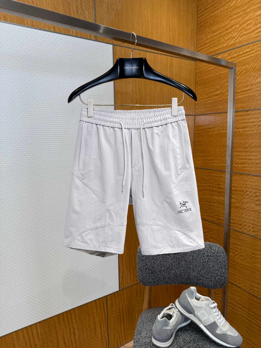 NO:929489,Arc'teryx 2026 summer new original counter casual shorts, luxury classic brand original LOGO accessories, counter best-selling model, very comfortable to wear, low-key yet luxurious, very classy to wear. Needless to say the trousers style and tailoring, the upper body is exquisite and high-end, first-class and top-quality materials. Really palace-level casual pants. The cotton of Turkey is of outstanding quality. After heavy washing, the pants are very soft!  Don't be picky, the upper body is absolutely stylish and extremely luxurious. Please state your height and weight when placing an order for sizes M-3XL.,arc'teryx,shorts,19860909始祖鸟 2026夏季新款原单专柜休闲短裤,奢华经典品牌原版LOGO配饰 专柜热销款 身穿着非常舒适 低调不失奢华 穿出去非常有档次 裤型款式和裁剪亦无需多言 上身精致跃然高档一等一顶级质料 真正殿堂级的休闲裤 选用土耳其的棉花品质卓然,经过重水洗使得裤子很柔软！不挑人 上身绝对的有型 极度奢华. 尺码M-3XL下单报身高体重.,arc'teryx,shorts,,Men's clothing